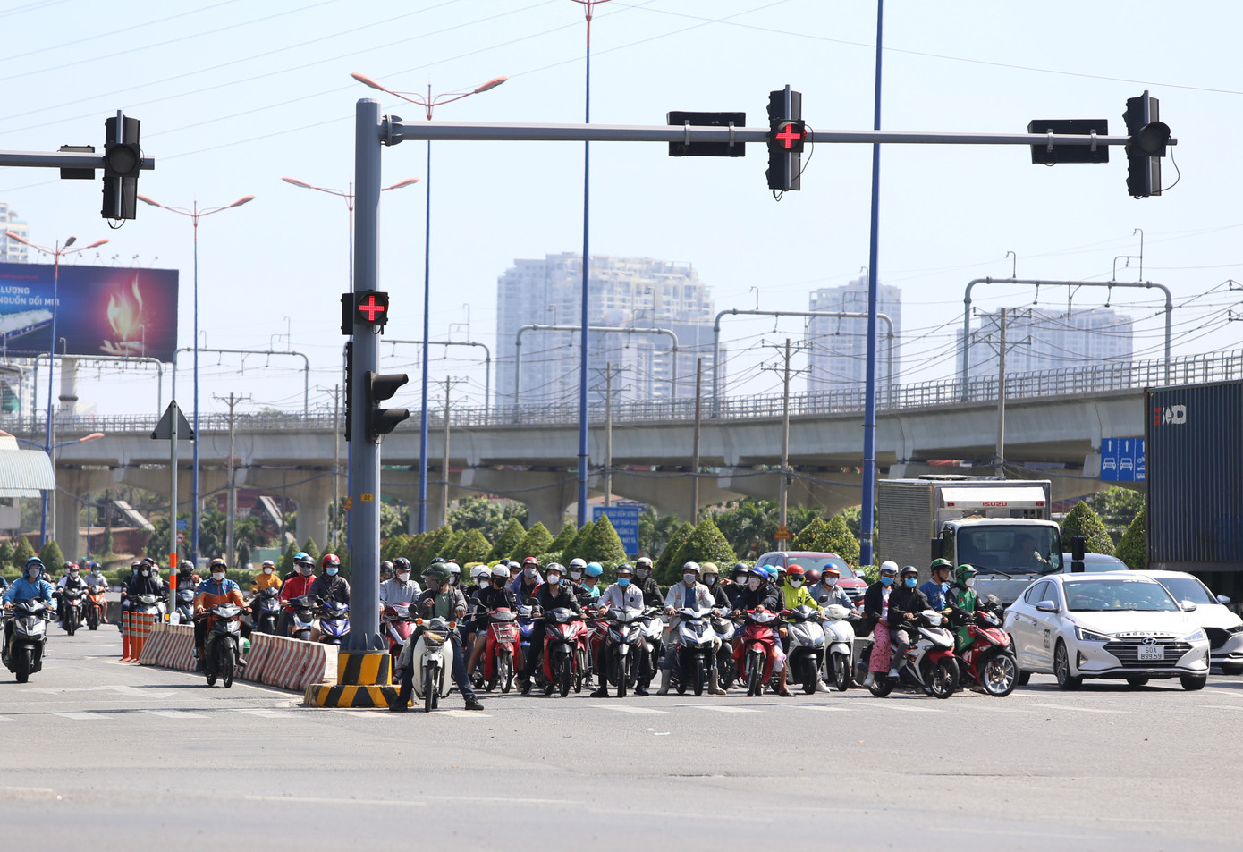 Chỉ vài chục giây đồng hồ đứng chờ ở chốt đèn giao thông, người đi đường cảm nhận rõ rệt cái nóng hầm hập. Chỉ vài chục giây đồng hồ đứng chờ ở chốt đèn giao thông, người đi đường cảm nhận rõ rệt cái nóng hầm hập.