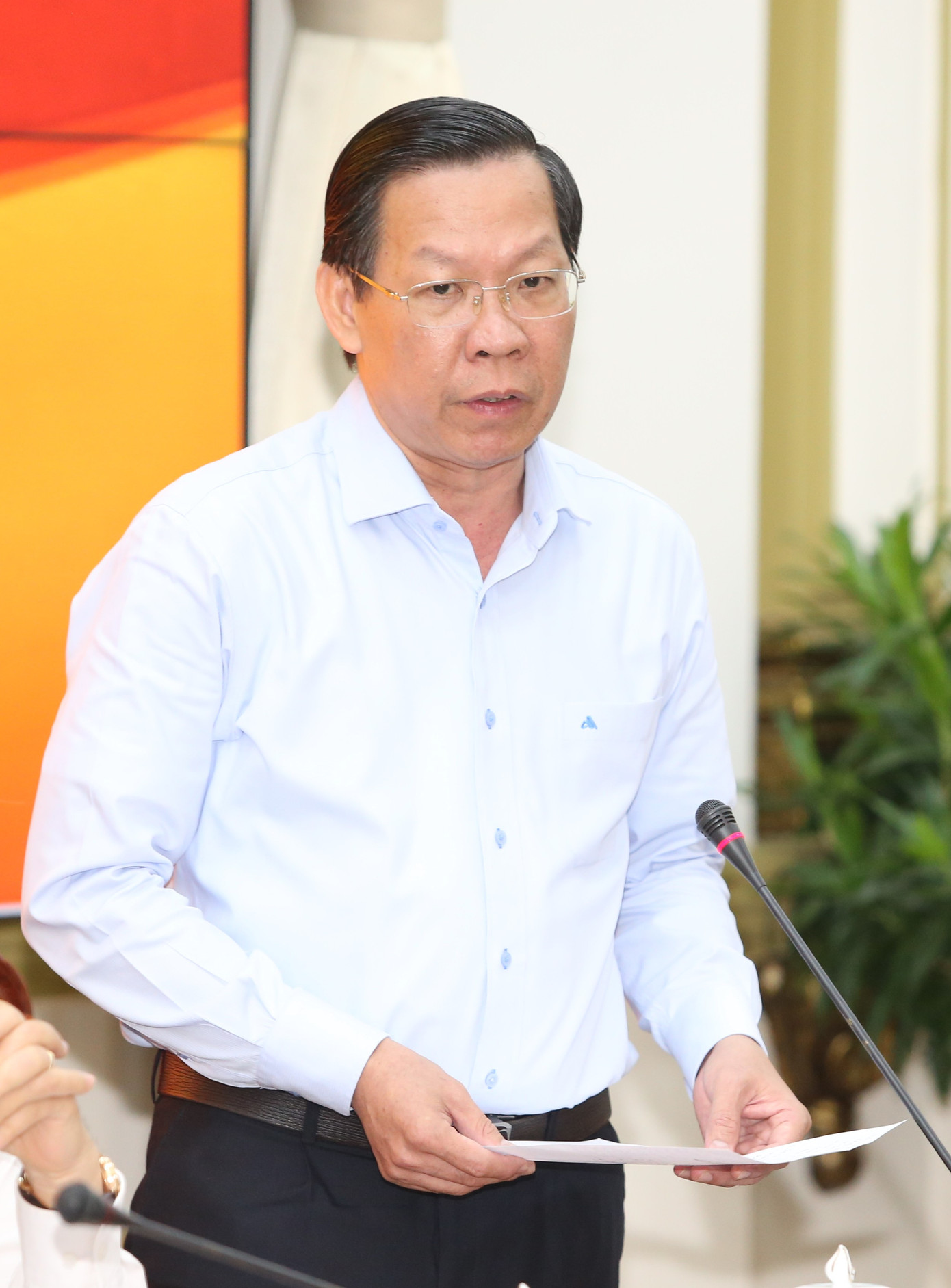 Chủ tịch UBND TPHCM Phan Văn Mãi trao đổi các vấn đề liên quan. Ảnh: Ngô Tùng