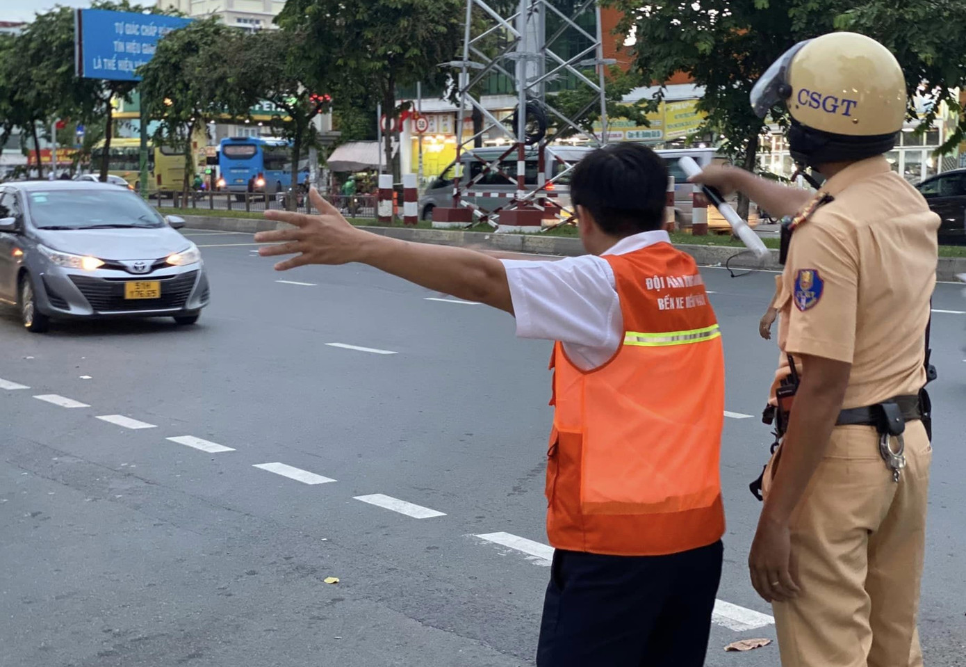 Đội hình phản ứng nhanh kết hợp CSGT điều phối giao thông tại các điểm chốt, các bến xe trọng điểm của thành phố.