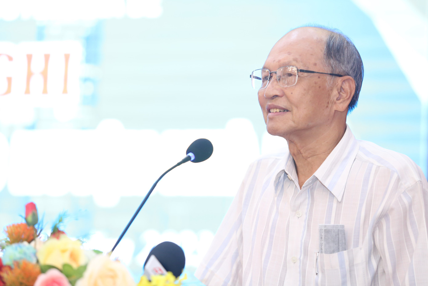 Ông Phan Chánh Dưỡng góp ý tại hội nghị. Ông Phan Chánh Dưỡng góp ý tại hội nghị.