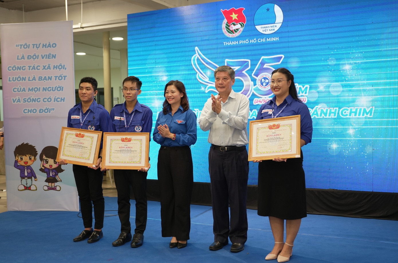 Các cá nhân tiêu biểu cũng nhận bằng khen của Trung ương Hội LHTN Việt Nam dịp này.