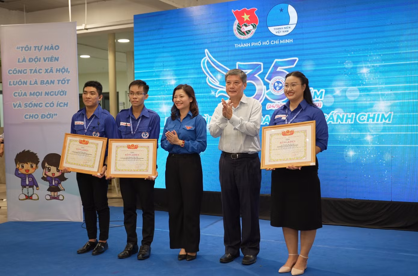 Các cá nhân tiêu biểu cũng nhận bằng khen của Trung ương Hội LHTN Việt Nam dịp này.