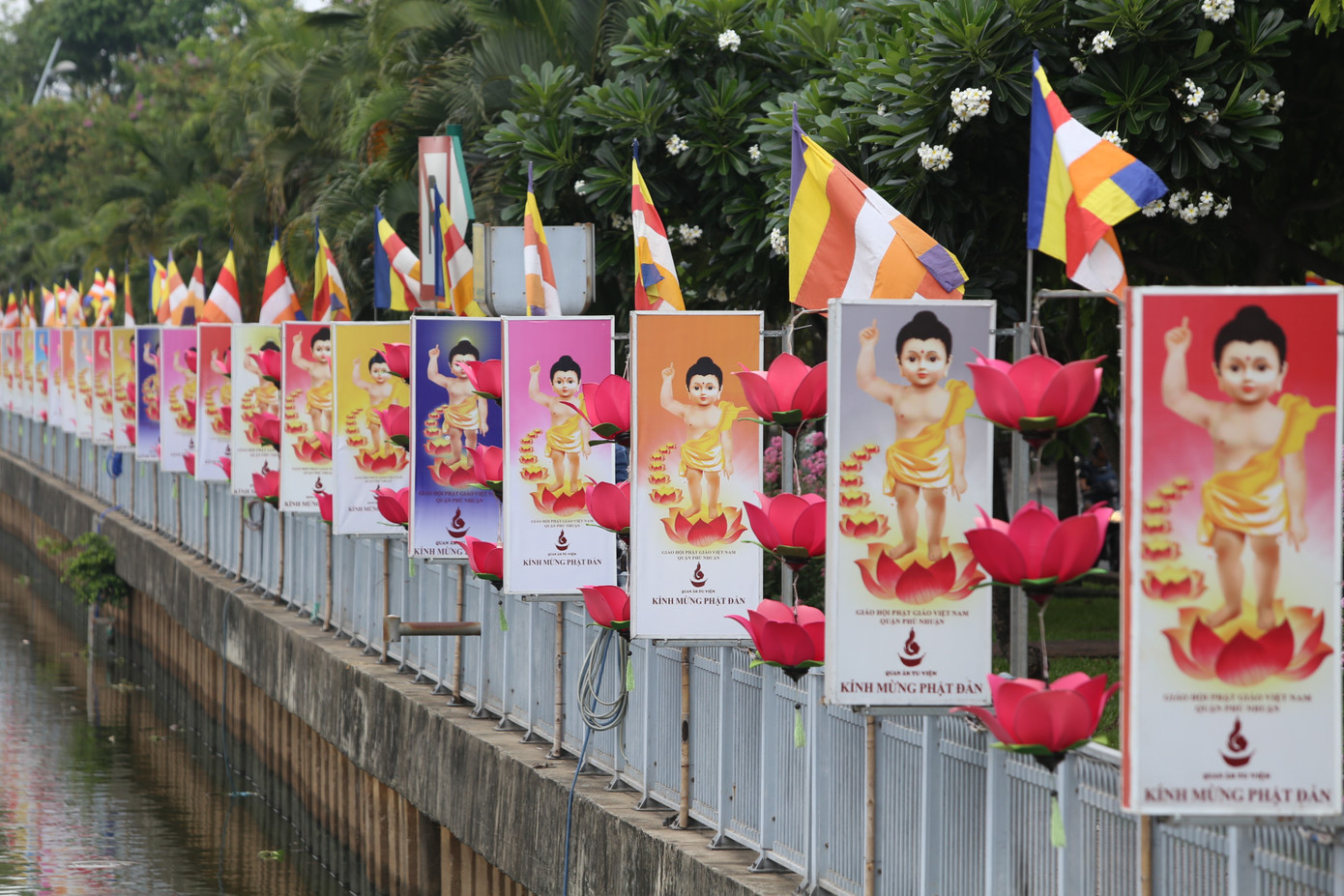 Những ngày này, khắp các cơ sở tự viện, chùa chiền trên địa bàn thành phố đều tổ chức bài trí cờ Phật giáo, hình tượng Đức Phật đản sinh, hoa sen cùng các lễ đài chào mừng sự kiện lớn.