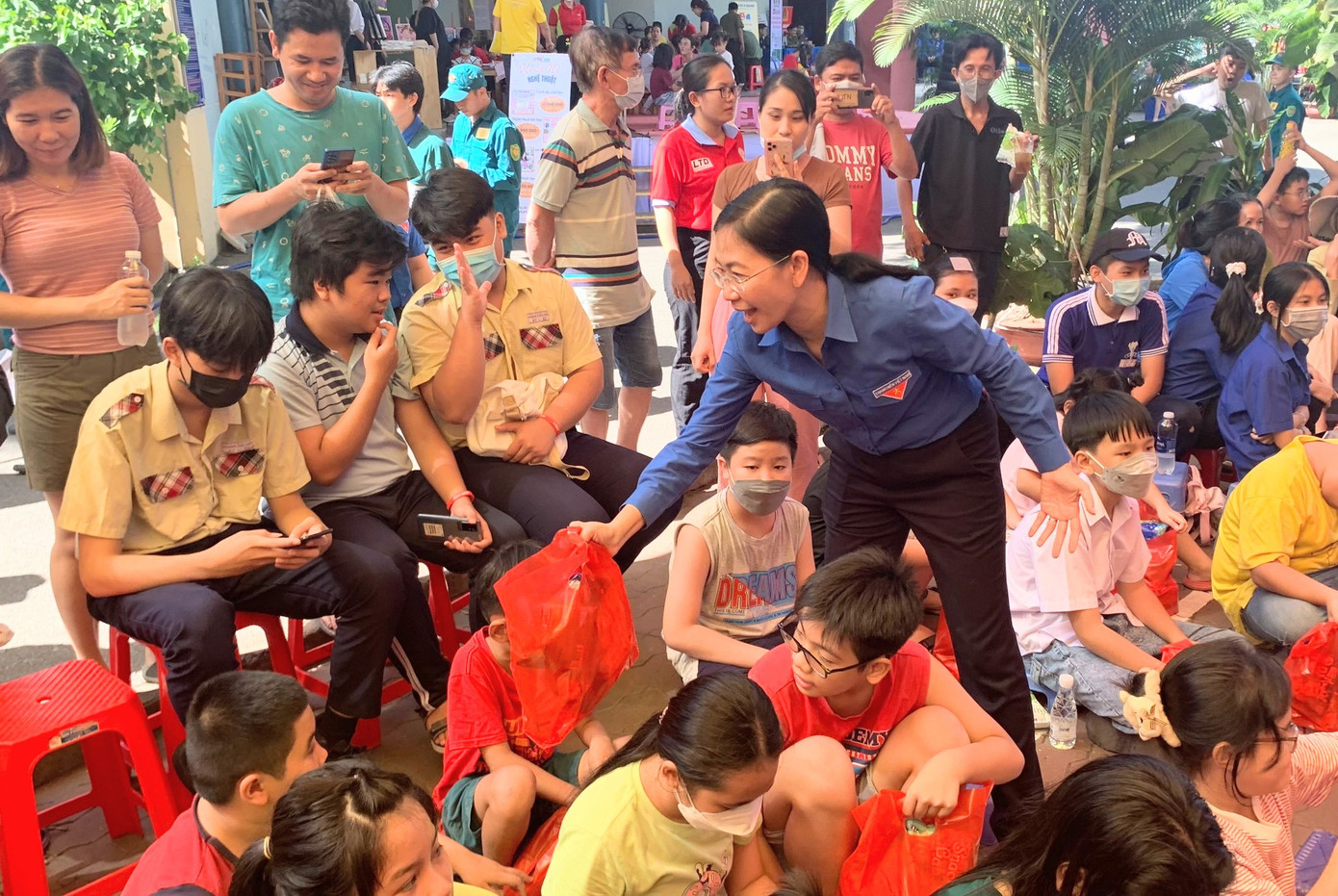 Cùng với đó, cũng sau lễ ra quân các chương trình, chiến dịch tình nguyện hè, Bí thư Thành Đoàn TPHCM Phan Thị Thanh Phương đã chung vui, tặng quà cho các em nhỏ tại Nhà Thiếu nhi quận Gò Vấp.