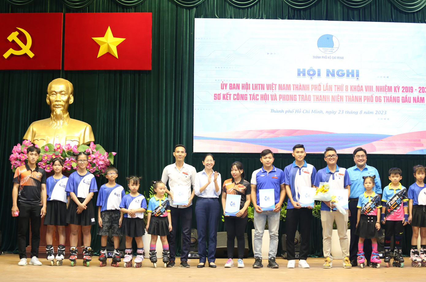 Lãnh đạo Thành Đoàn TPHCM trao quyết định và tặng hoa chúc mừng các thành viên CLB Thể thao - Giải trí trẻ TPHCM vừa ra mắt.