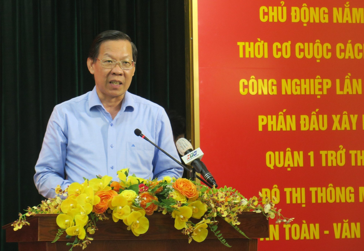 Chủ tịch UBND TPHCM Phan Văn Mãi trao đổi tại hội nghị. Ảnh: Minh Hiệp Chủ tịch UBND TPHCM Phan Văn Mãi trao đổi tại hội nghị. Ảnh: Minh Hiệp