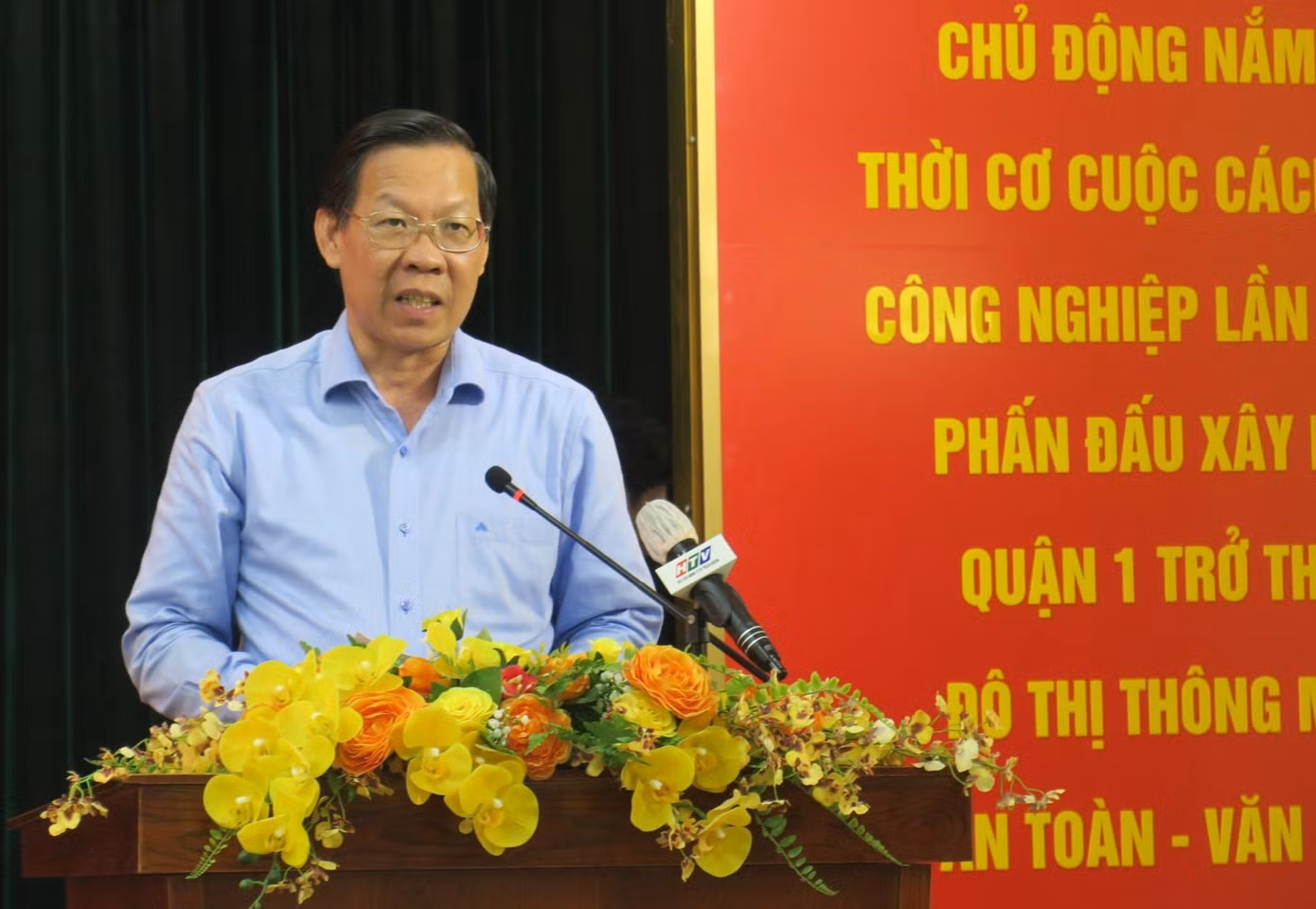 Chủ tịch UBND TPHCM Phan Văn Mãi trao đổi tại hội nghị. Ảnh: Minh Hiệp