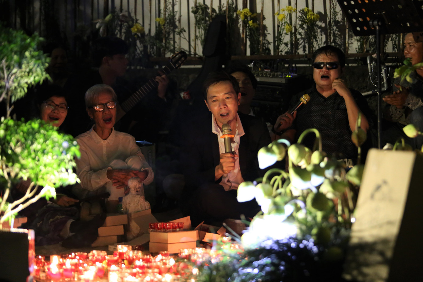 Như một mạch nguồn không dứt, mọi người say sưa ôn lại những giai điệu, ca từ nổi tiếng của cố nhạc sĩ Trịnh Công Sơn.