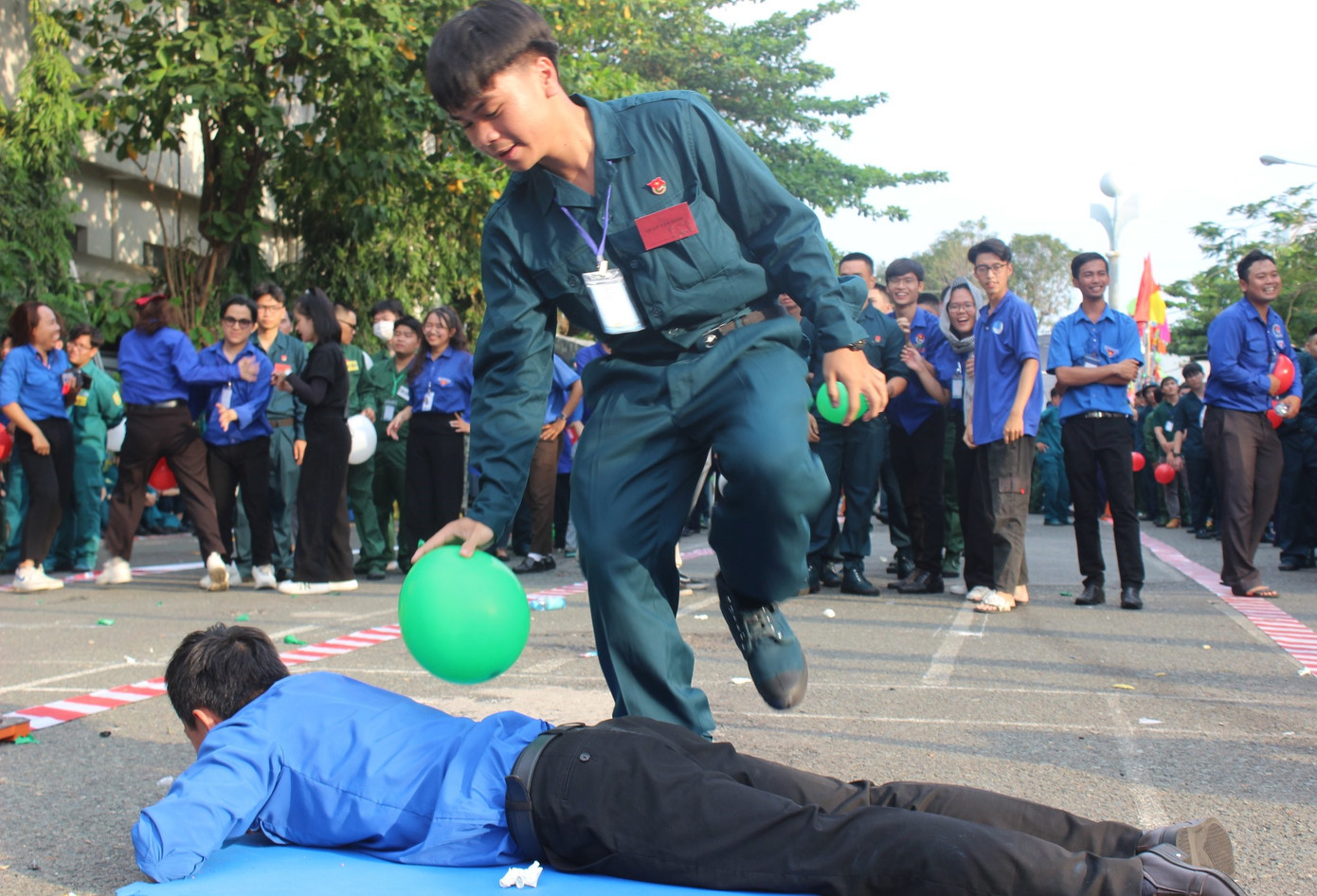 Các tân binh hào hứng tham gia các sân chơi trước ngày nhập ngũ.
