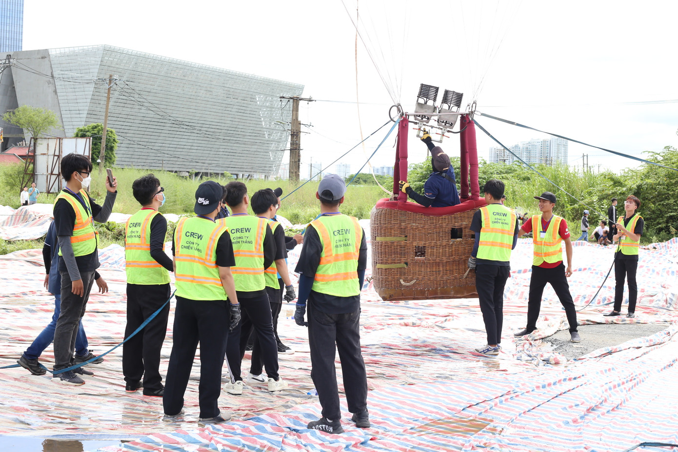 Cùng với những quả cầu "bảy sắc cầu vồng", đơn vị phụ trách còn tổ chức bay thêm một quả khinh khí cầu mang hình cờ Tổ quốc. Đây là điểm nhấn mới mẻ trong năm nay, khi năm ngoái là chiếc khinh khí cầu kéo quốc kỳ. Cùng với những quả cầu "bảy sắc cầu vồng", đơn vị phụ trách còn tổ chức bay thêm một quả khinh khí cầu mang hình cờ Tổ quốc. Đây là điểm nhấn mới mẻ trong năm nay, khi năm ngoái là chiếc khinh khí cầu kéo quốc kỳ.