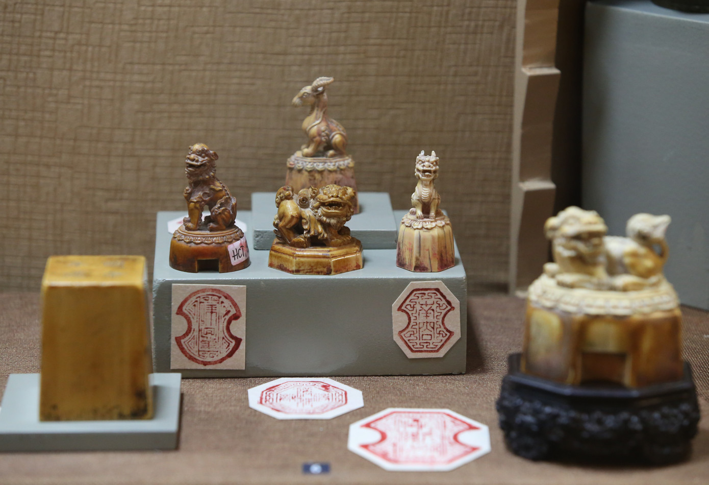Các mẫu con dấu bằng ngà xuất hiện đầu thế kỷ XX được nhà sưu tập Huỳnh Chí Thanh lưu giữ.