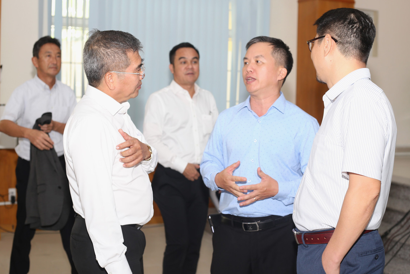 Các chuyên gia trao đổi bên lề hội thảo. Ảnh: Ngô Tùng