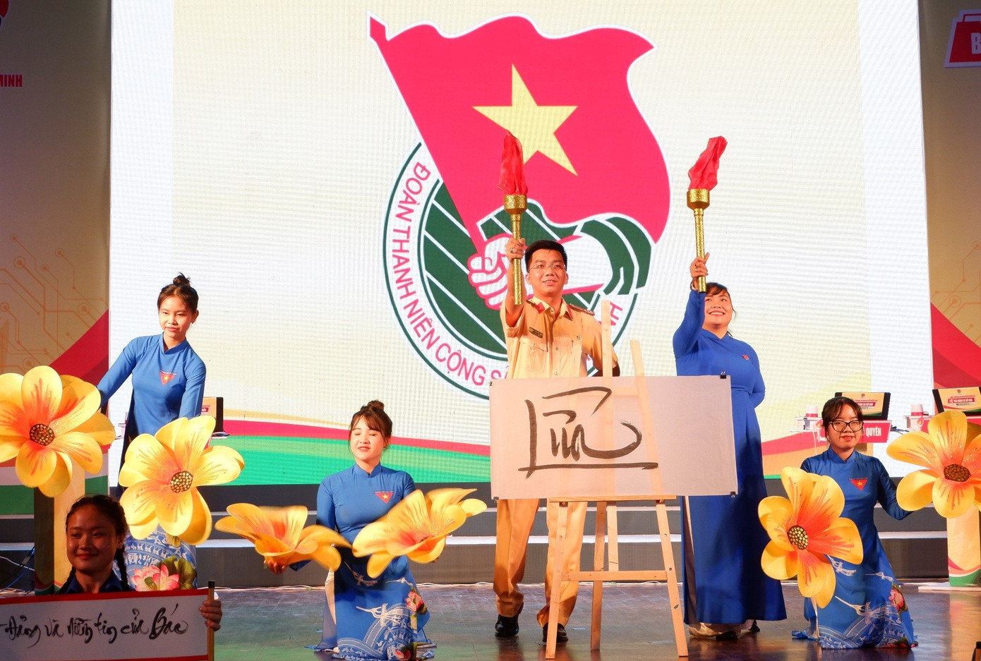 Các thí sinh thể hiện các kỹ năng, kiến thức hoạt động công tác Đoàn tại vòng Chung kết. Các thí sinh thể hiện các kỹ năng, kiến thức hoạt động công tác Đoàn tại vòng Chung kết.