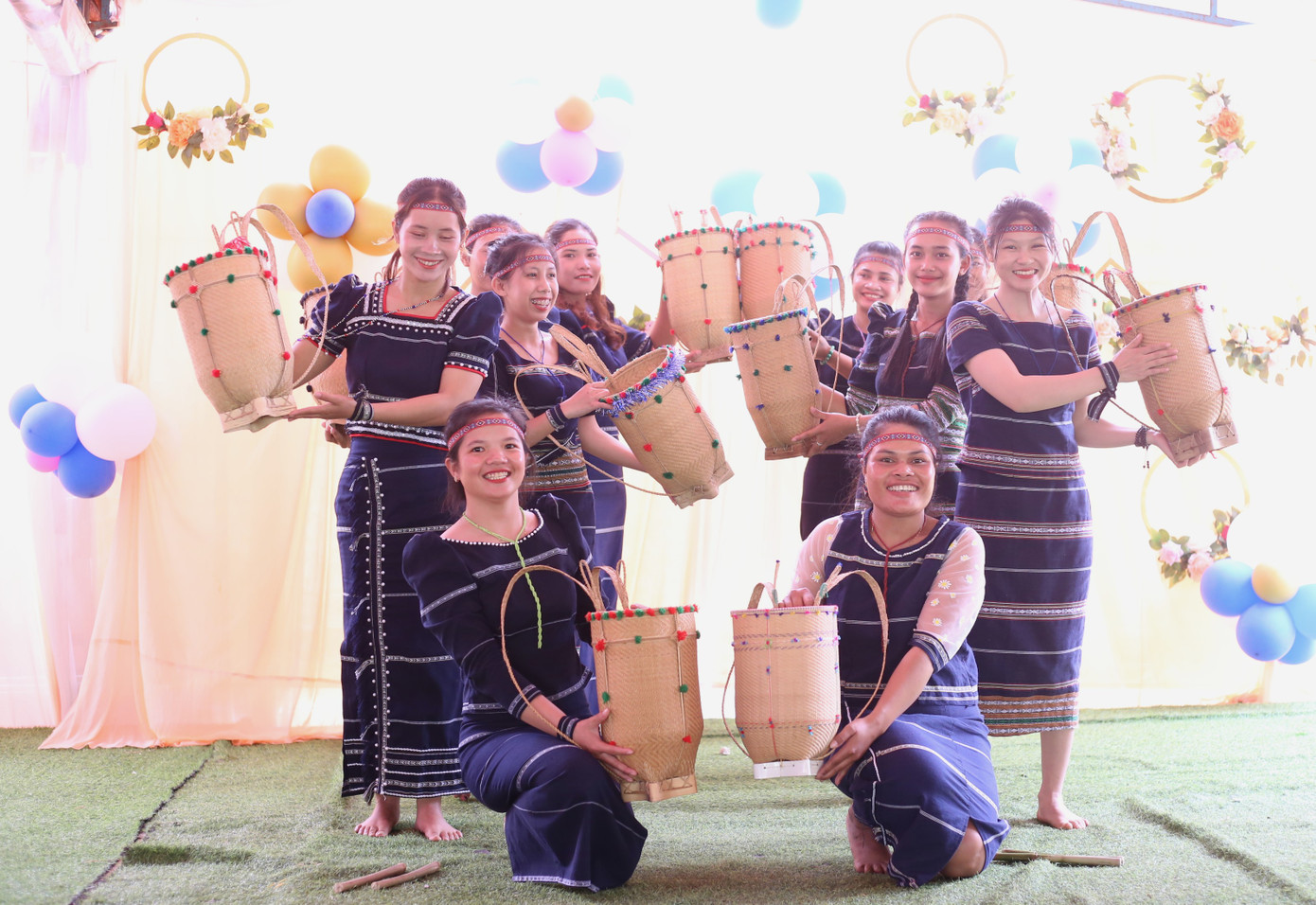 Đội văn nghệ đóng góp tiết mục múa đậm sắc màu văn hoá bản địa trong chương trình.