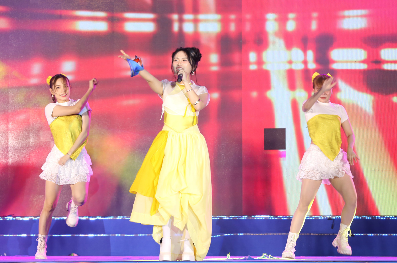 Khép lại đêm hội, nữ ca sĩ đồng thời cũng là sinh viên năm nhất gửi đến những nhạc phẩm đình đám trong thời gian qua như Những ngôi sao xa xôi, Vũ trụ cò bay.