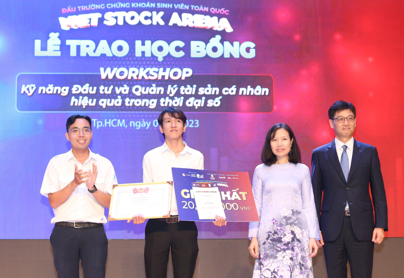 Anh Nguyễn Tất Toàn (bìa trái), Trưởng ban Thanh niên Trường học Thành Đoàn TPHCM cùng đại diện Ban tổ chức trao giải thưởng cao nhất cuộc thi cho thí sinh Phạm Đức Khiêm. Ảnh: Ngô Tùng