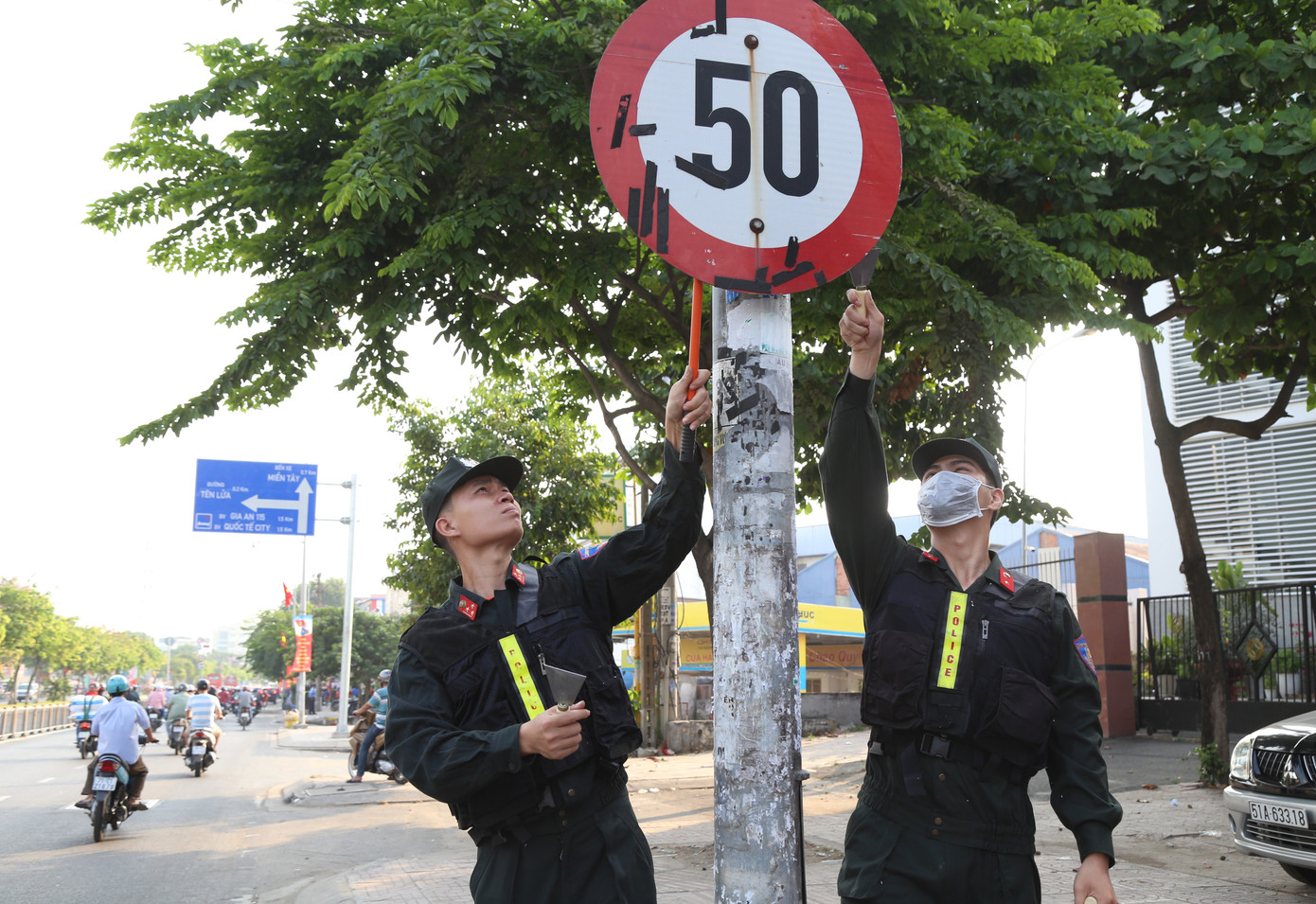Các chiến sĩ cảnh sát cơ động tham gia tháo gỡ các nội dung quảng cáo bậy. Các chiến sĩ cảnh sát cơ động tham gia tháo gỡ các nội dung quảng cáo bậy.