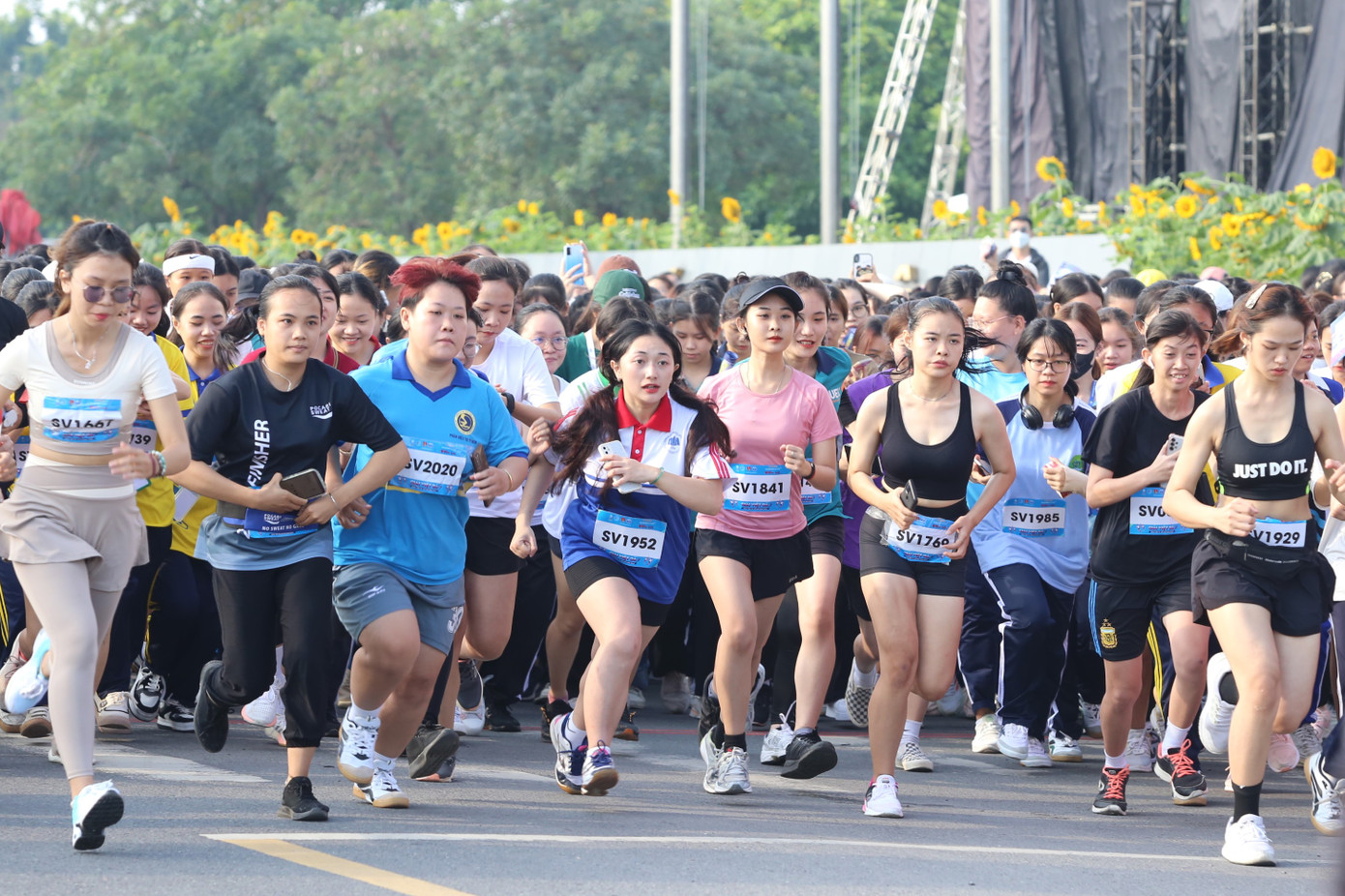 Giải Việt dã sinh viên là hoạt động mở màn cho chuỗi hoạt động sôi nổi của ngày hội năm nay. Giải Việt dã sinh viên là hoạt động mở màn cho chuỗi hoạt động sôi nổi của ngày hội năm nay.