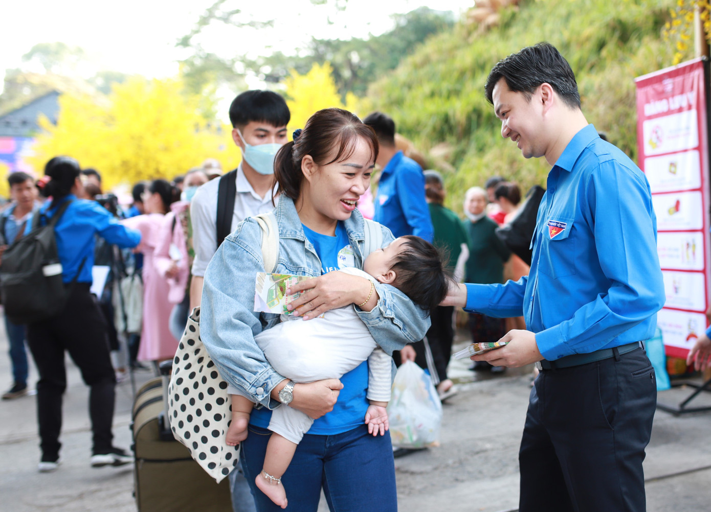Anh Nguyễn Minh Triết trao vé máy bay và quà tặng đến các anh chị thanh niên công nhân, sinh viên. Anh Nguyễn Minh Triết trao vé máy bay và quà tặng đến các anh chị thanh niên công nhân, sinh viên.
