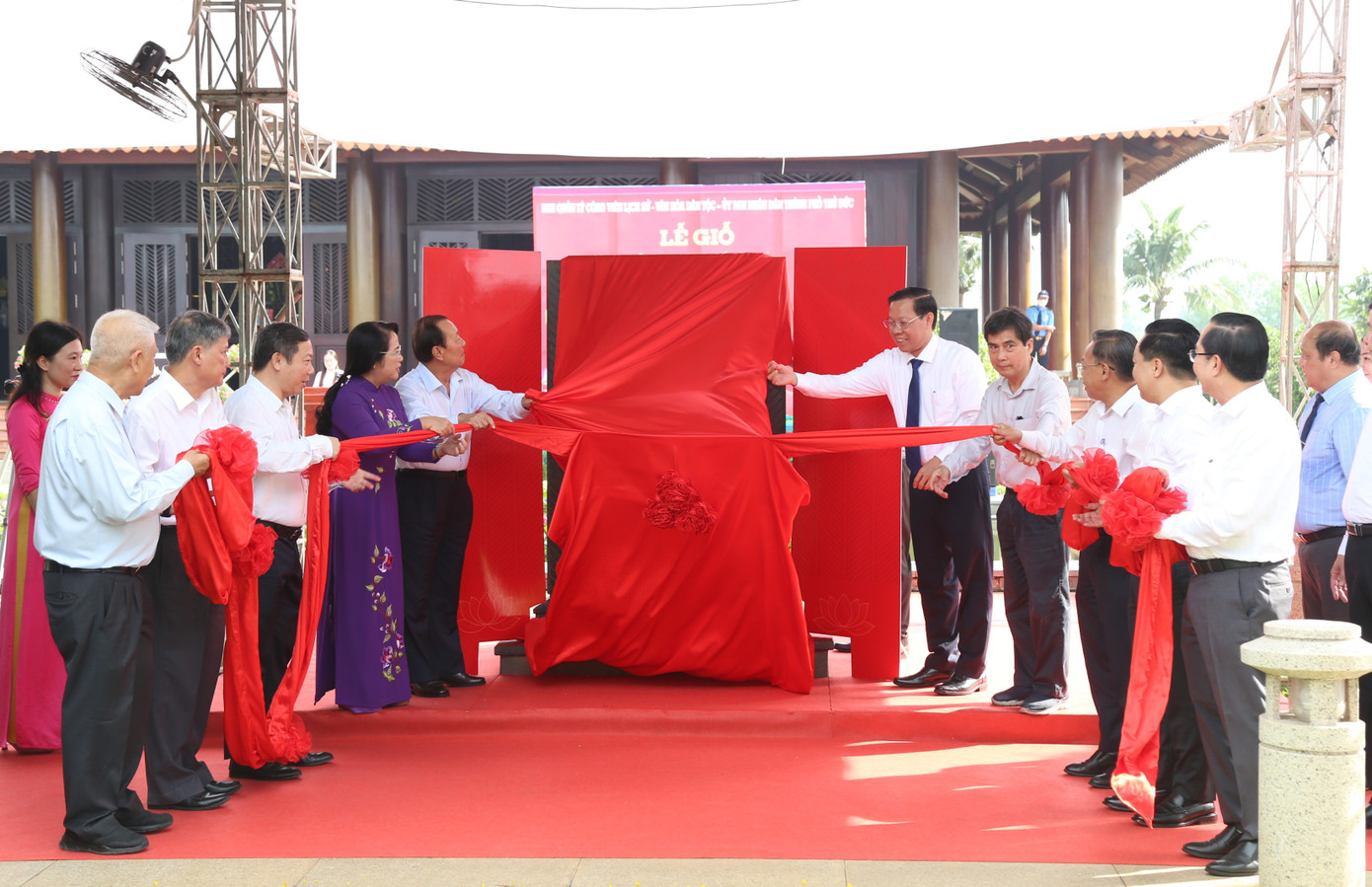 Lãnh đạo TPHCM và các sở, ban ngành thực hiện nghi lễ công bố văn bia công trạng Đức Lễ Thành hầu Nguyễn Hữu Cảnh.