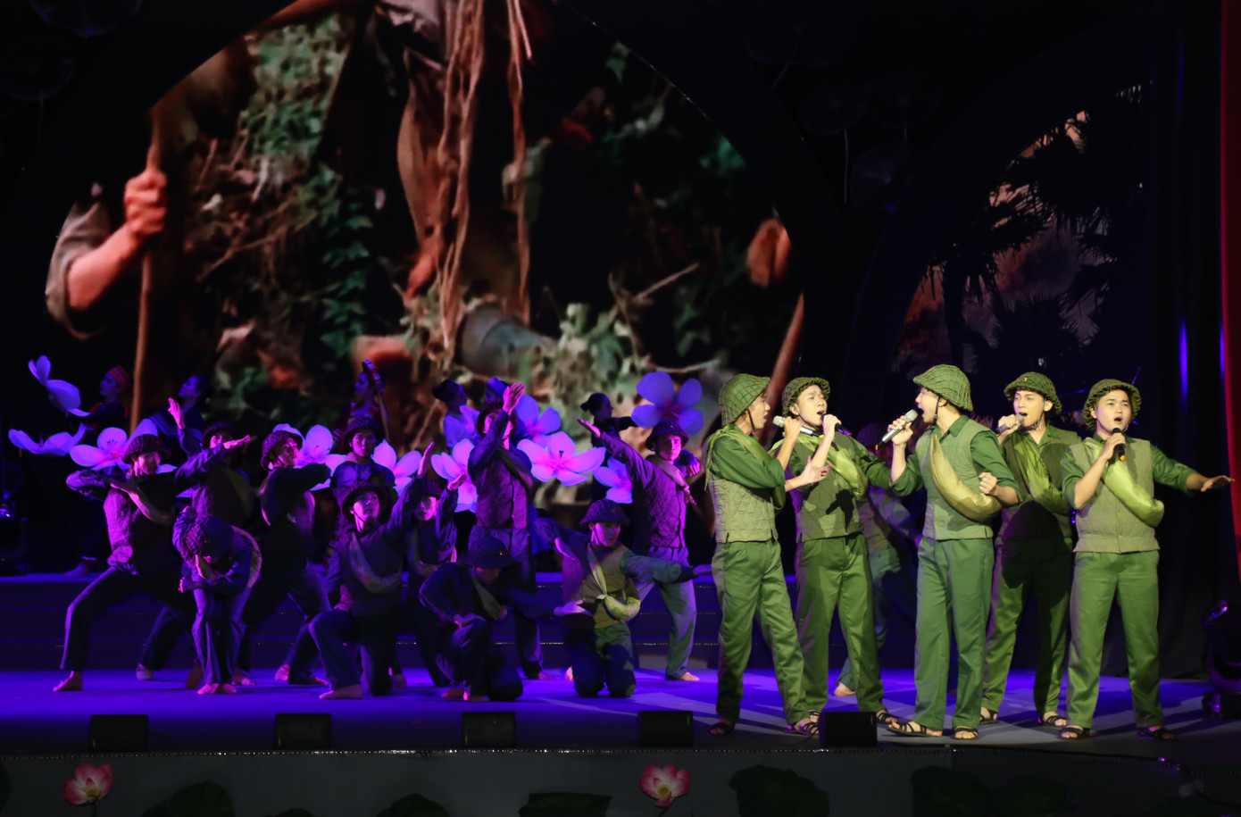 Các nghệ sĩ gửi đến khán giả khúc ca gợi nhắc chiến thắng Điện Biên Phủ năm 1954 vang dội năm châu, chấn động địa cầu.