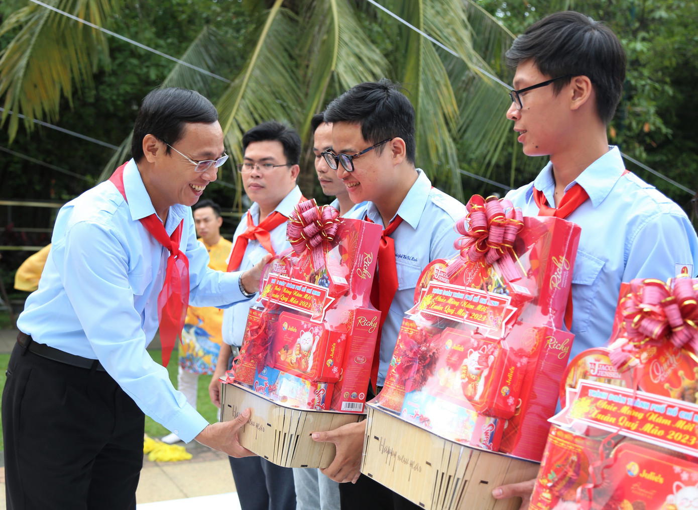 Hội đồng Đội thành phố trao quà Tết đến các anh chị phụ trách Đội ở cơ sở.