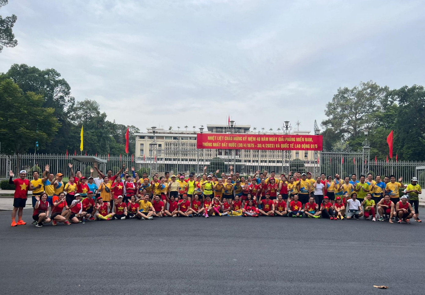 Chạy qua Dinh Độc Lập (Hội trường Thống Nhất), toàn đội ca vang bài hát &quot;Như có Bác Hồ trong ngày vui đại thắng&quot; (nhạc sĩ Phạm Tuyên) để khắc ghi kỷ niệm tại di tích lịch sử đặc biệt, đánh dấu sự toàn thắng của Chiến dịch Hồ Chí Minh vào đúng ngày này 48 năm trước.