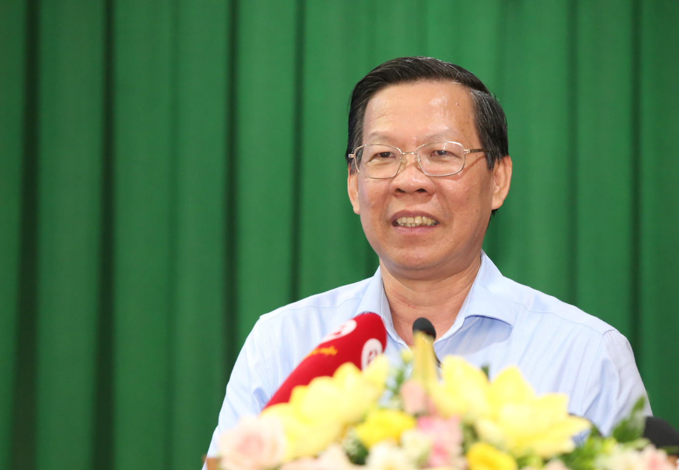 Chủ tịch UBND TPHCM Phan Văn Mãi ghi nhận và trao đổi xoay quanh các ý kiến của cử tri. Ảnh: Ngô Tùng