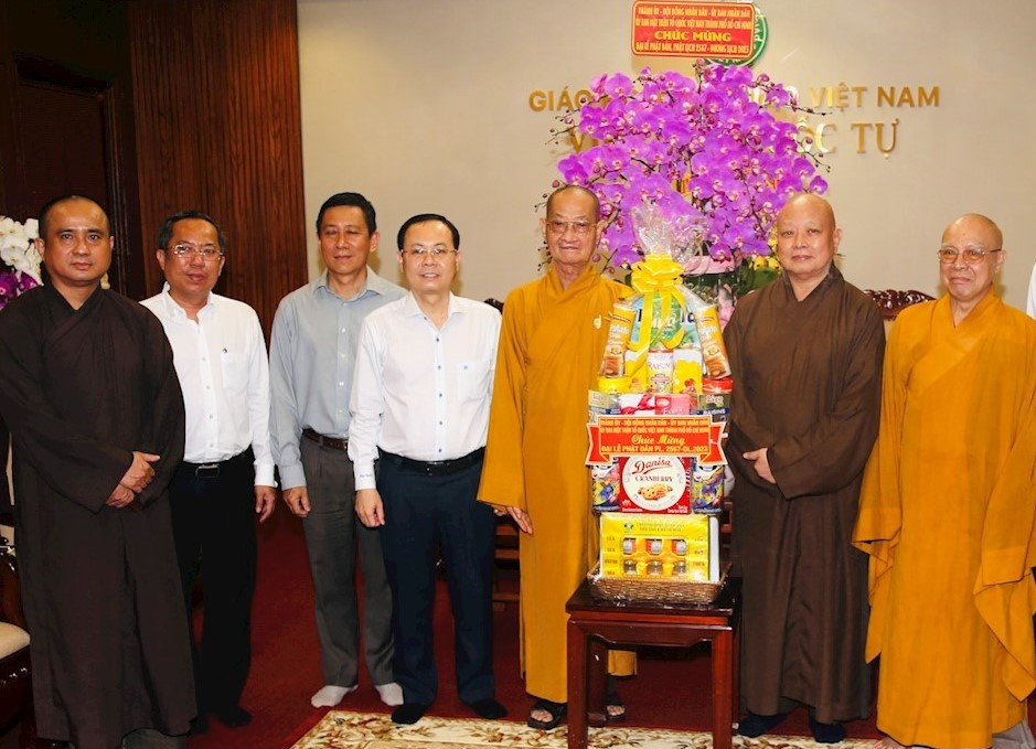 Phó Bí thư Thành ủy TPHCM Nguyễn Văn Hiếu (thứ 4 từ trái qua) thăm, chúc mừng Phật đản đến chư tôn đức Ban Trị sự GHPGVN TPHCM tại Việt Nam Quốc tự. Ảnh: Thành ủy TPHCM Phó Bí thư Thành ủy TPHCM Nguyễn Văn Hiếu (thứ 4 từ trái qua) thăm, chúc mừng Phật đản đến chư tôn đức Ban Trị sự GHPGVN TPHCM tại Việt Nam Quốc tự. Ảnh: Thành ủy TPHCM