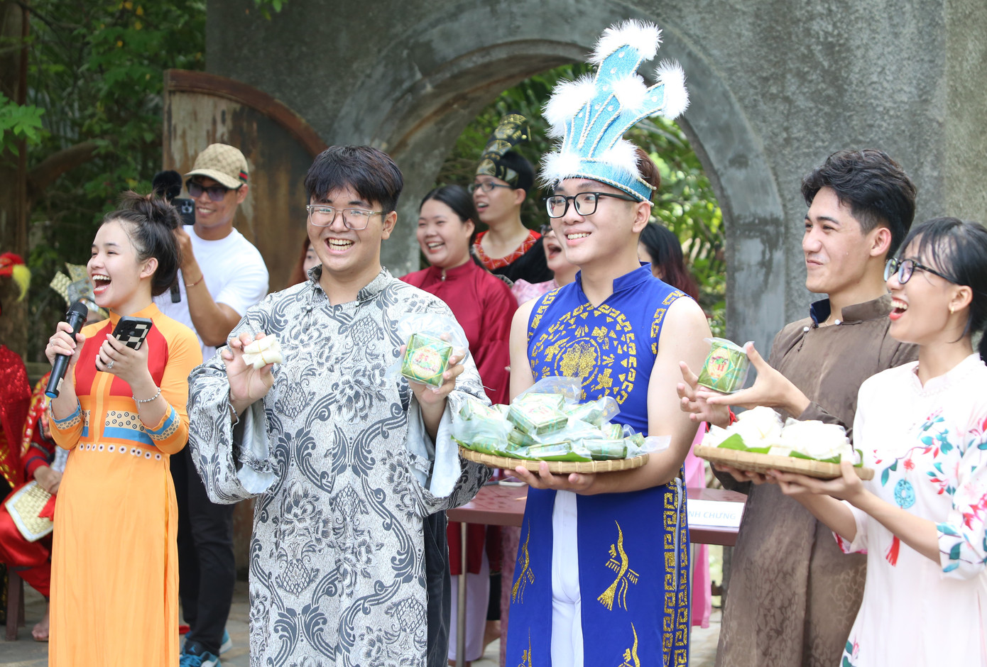 Các bạn sinh viên giới thiệu, quảng bá sự tích bánh chưng, bánh dày. Những món ăn quốc hồn quốc túy của dân tộc được đồng bào ta dâng cúng Quốc tổ Hùng Vương mỗi dịp mùng 10/3 Âm lịch và khi có lễ trọng. Để gây ấn tượng, bạn trẻ hát, kể chuyện trong phần giới thiệu của đội mình. Các bạn sinh viên giới thiệu, quảng bá sự tích bánh chưng, bánh dày. Những món ăn quốc hồn quốc túy của dân tộc được đồng bào ta dâng cúng Quốc tổ Hùng Vương mỗi dịp mùng 10/3 Âm lịch và khi có lễ trọng. Để gây ấn tượng, bạn trẻ hát, kể chuyện trong phần giới thiệu của đội mình.