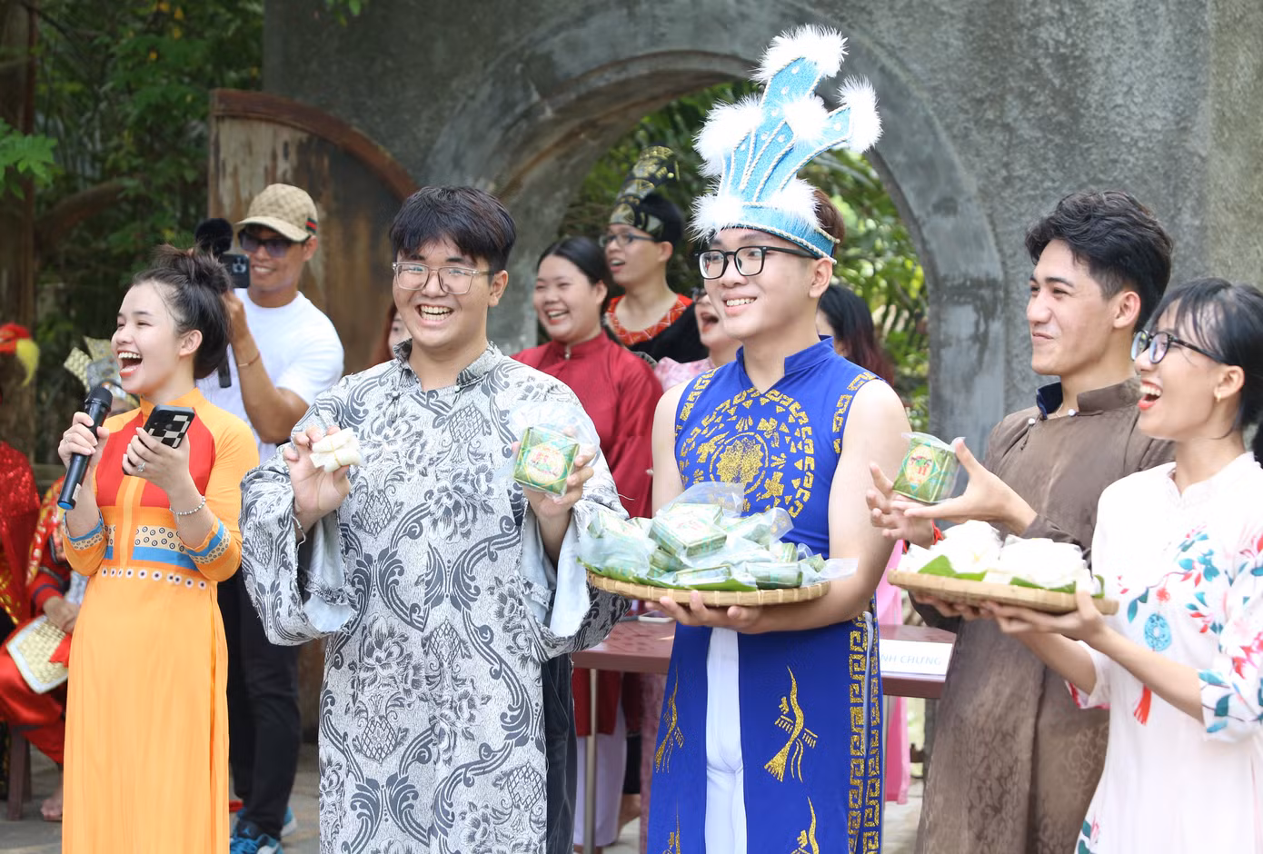 Các bạn sinh viên giới thiệu, quảng bá sự tích bánh chưng, bánh dày. Những món ăn quốc hồn quốc túy của dân tộc được đồng bào ta dâng cúng Quốc tổ Hùng Vương mỗi dịp mùng 10/3 Âm lịch và khi có lễ trọng. Để gây ấn tượng, bạn trẻ hát, kể chuyện trong phần giới thiệu của đội mình. Các bạn sinh viên giới thiệu, quảng bá sự tích bánh chưng, bánh dày. Những món ăn quốc hồn quốc túy của dân tộc được đồng bào ta dâng cúng Quốc tổ Hùng Vương mỗi dịp mùng 10/3 Âm lịch và khi có lễ trọng. Để gây ấn tượng, bạn trẻ hát, kể chuyện trong phần giới thiệu của đội mình.