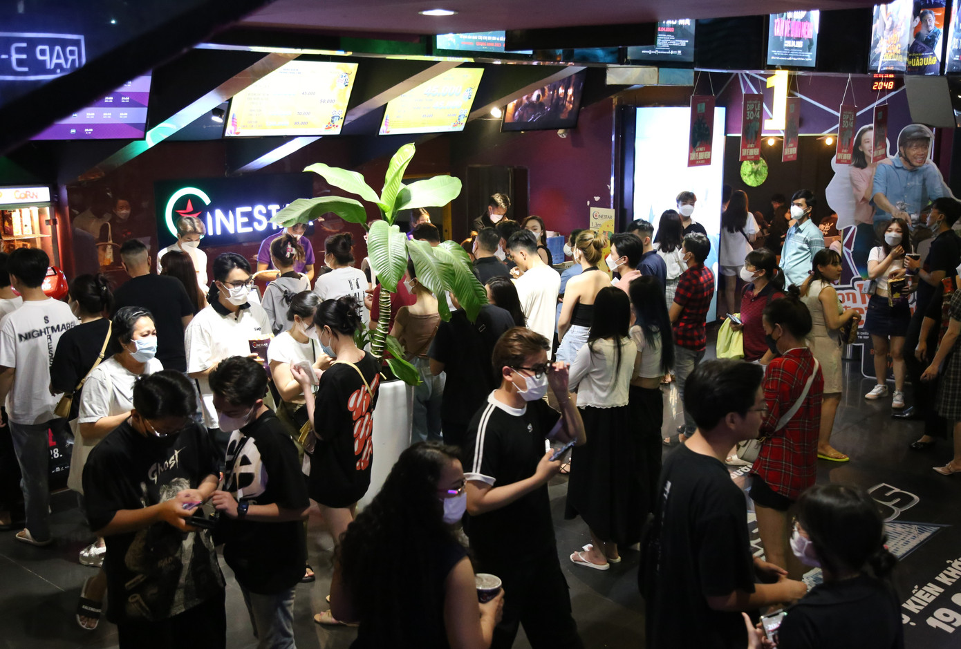 Anh Hứa Nguyên Tuấn, giám sát rạp Cinestar Hai Bà Trưng quận 1 cho biết theo thường lệ, khách hàng của rạp chuộng phim Việt hơn, do đó những bộ phim đang hot như Con Nhót mót chồng, Lật mặt 6: Tấm vé định mệnh càng hút khán giả. Thực tế, trong 3 ngày lễ vừa qua, doanh thu phòng vé phần lớn đến từ các tác phẩm ăn khách này. Người quản lý rạp nhận định ngay sau lễ rạp sẽ đón nhiều khách hơn bởi một lượng khách đã đi du lịch về vẫn tranh thủ khoảng thời gian cuối kỳ nghỉ lễ để đi xem.