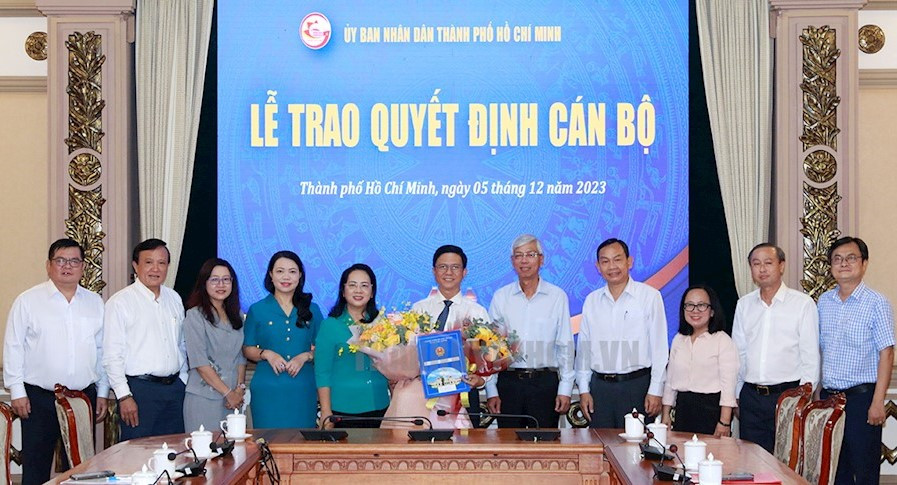 Lãnh đạo TPHCM và Ủy ban MTTQ Việt Nam TPHCM tặng hoa chúc mừng ông Lê Văn Thu. Ảnh: Thành ủy TPHCM Lãnh đạo TPHCM và Ủy ban MTTQ Việt Nam TPHCM tặng hoa chúc mừng ông Lê Văn Thu. Ảnh: Thành ủy TPHCM