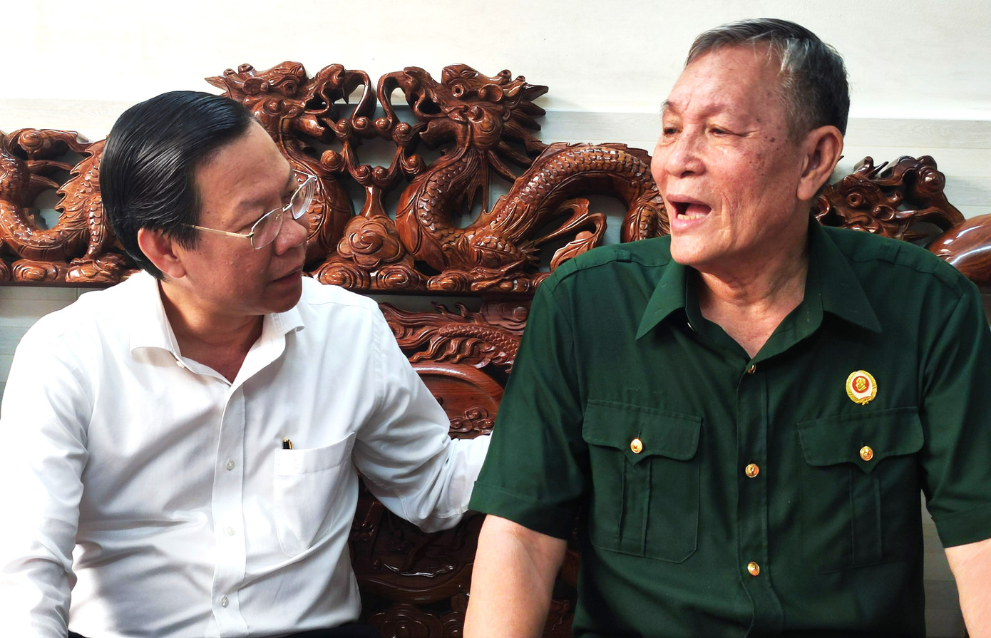 Ông Nguyễn Văn Đại (bìa trái) bày tỏ xúc động trước tình cảm, sự quan tâm, động viên của các cấp lãnh đạo thành phố, của Chi bộ nơi cư trú.