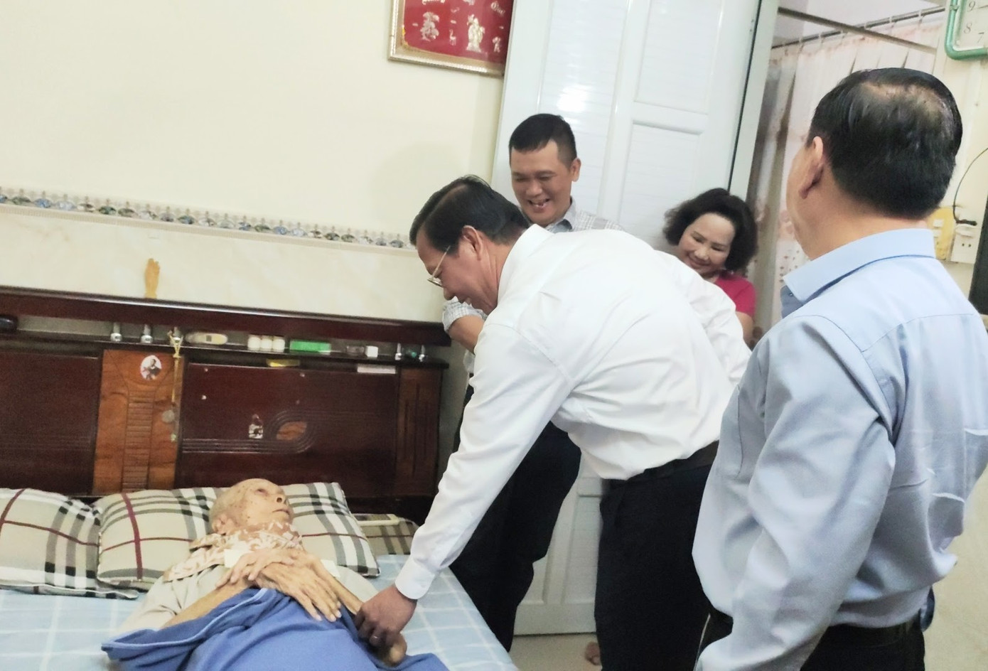 Tiếp đó, lãnh đạo TPHCM đến thăm ông Trần Văn Tám (94 tuổi), cha liệt sĩ Trần Văn Khánh đã hy sinh tại chiến trường Campuchia khi chiến đấu truy quét tàn quân Pôn Pốt. Ảnh: Ngô Tùng