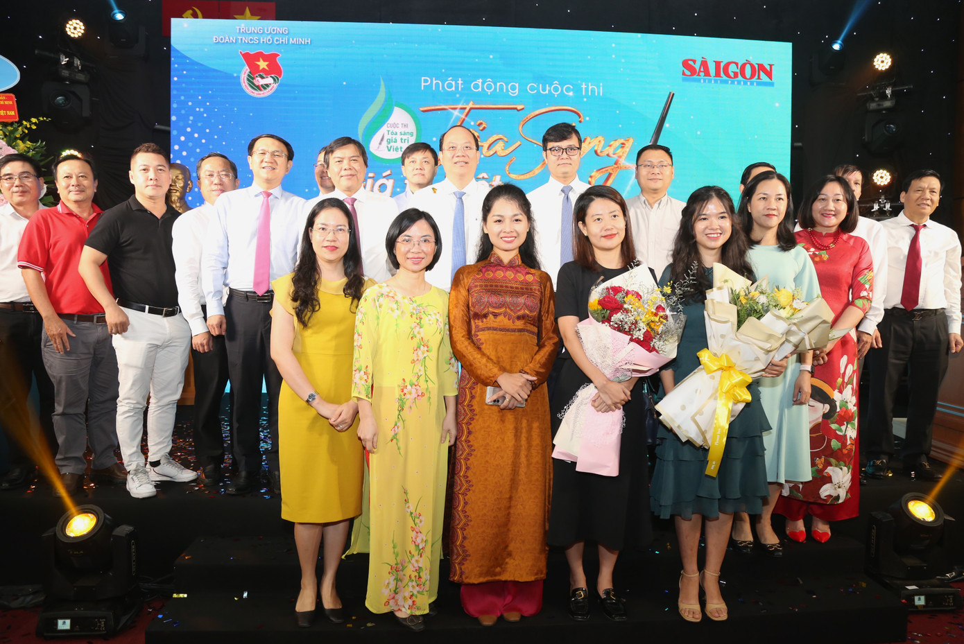 Lãnh đạo T.Ư Đoàn, TPHCM chụp ảnh lưu niệm cùng các tác giả đạt giải cuộc thi "Toả sáng giá trị Việt" năm 2022 - 2023.