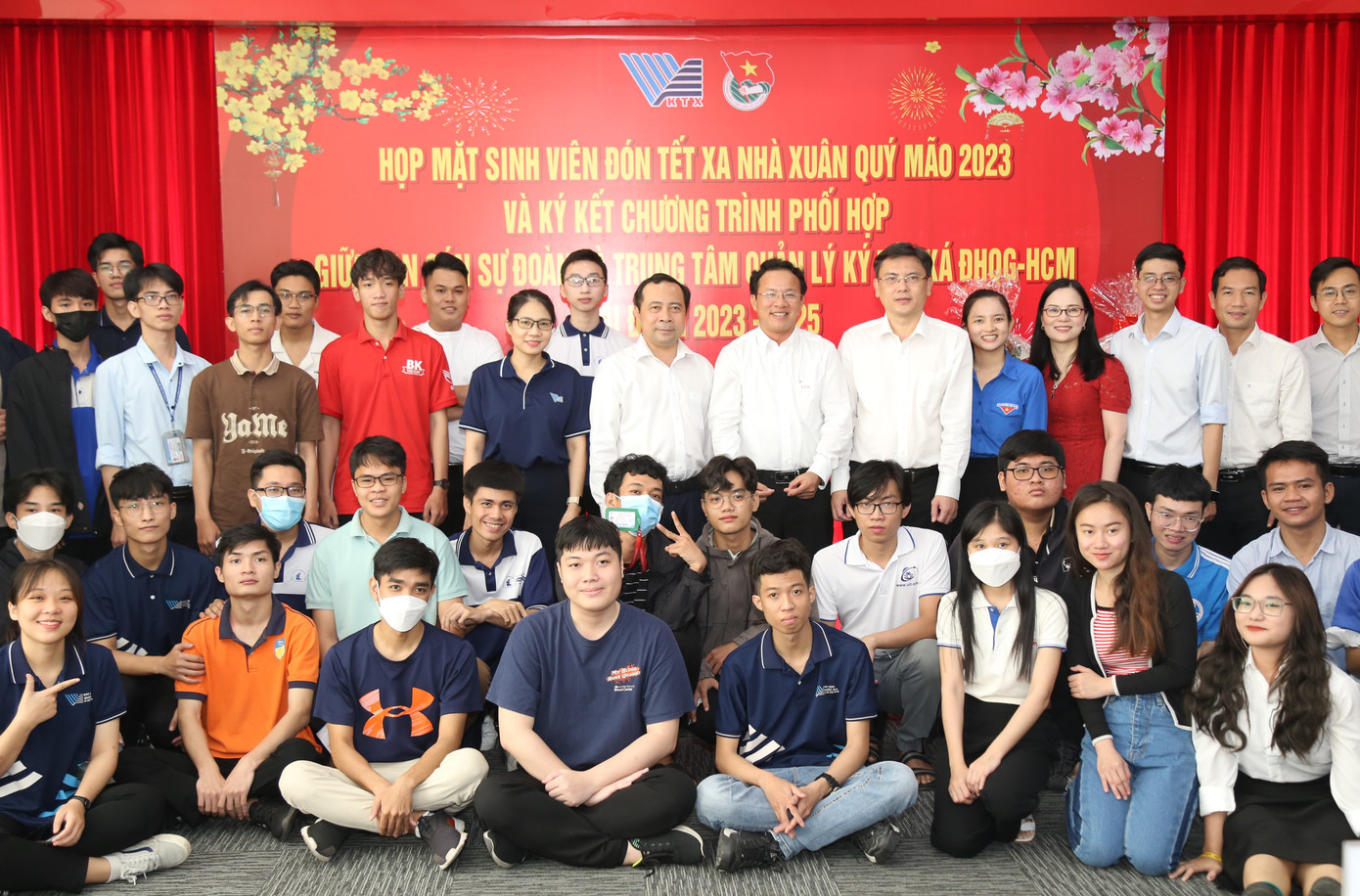 Hơn 40 bạn trên tổng số 66 sinh viên ở lại ký túc xá dịp Tết này. Hơn 40 bạn trên tổng số 66 sinh viên ở lại ký túc xá dịp Tết này.