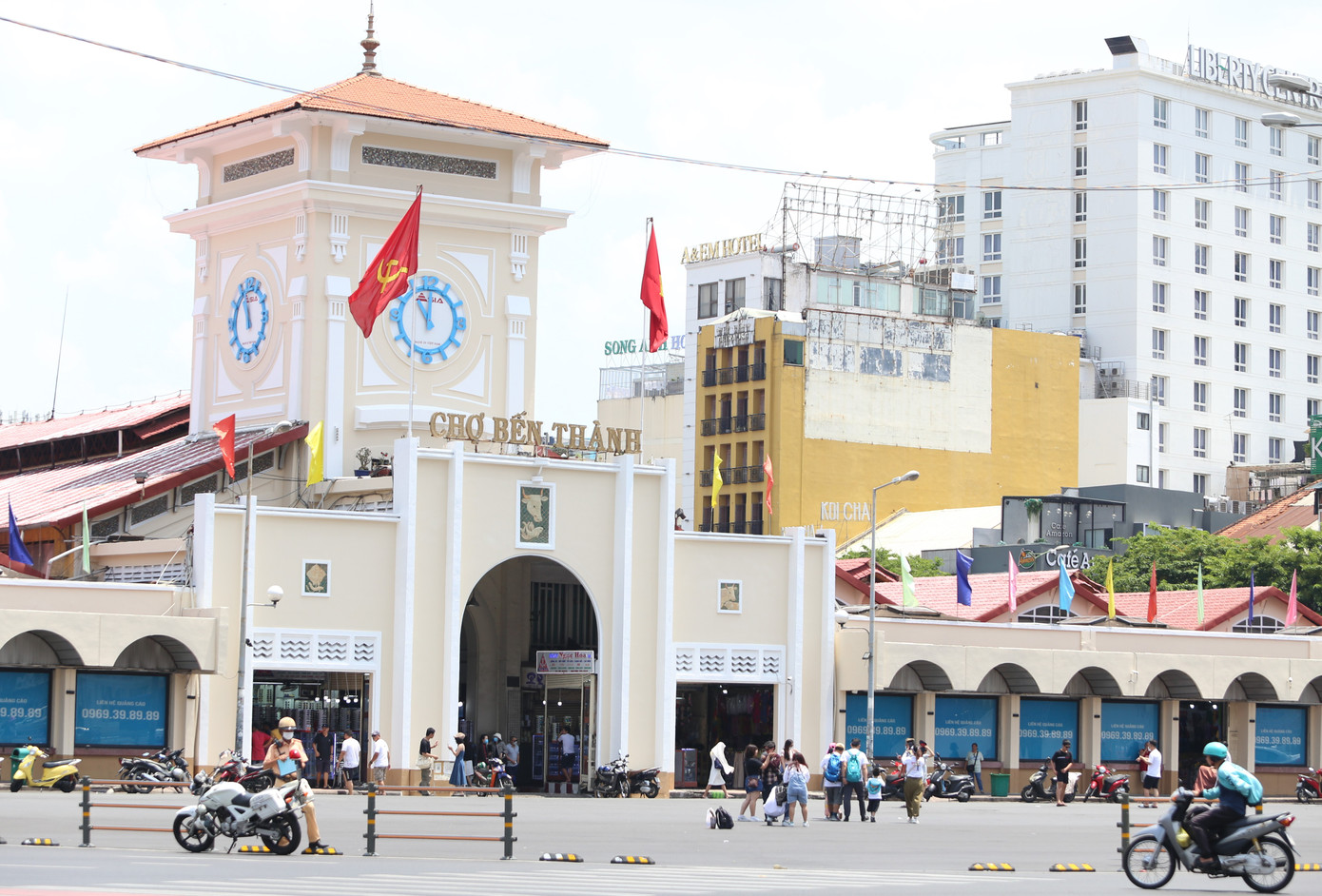 Trước đó, công tác thi công phục vụ dự án Đường sắt đô thị số 1 ở khu vực phía trước chợ Bến Thành đã hoàn thành tái lập mặt bằng nên không gian mặt tiền chợ trở nên thông thoáng, tạo điều kiện thuận lợi để nhiều người dân, du khách thoải mái chụp ảnh với công trình kiến trúc nổi tiếng của thành phố.