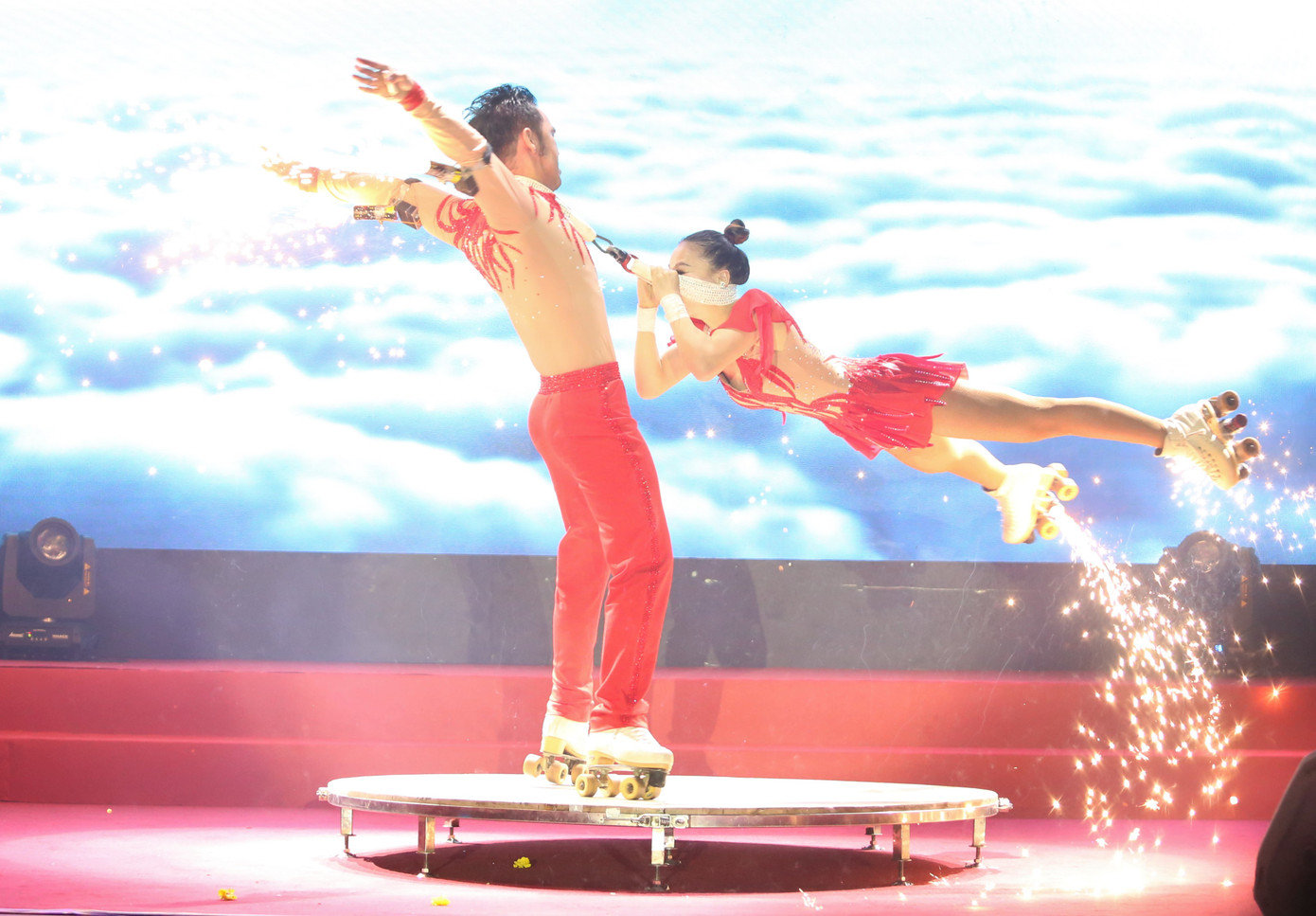 Hai nghệ sĩ xiếc Lê Hưng - Nhã Hiếu (Nhà hát Nghệ thuật Phương Nam) mang đến tiết mục xiếc mãn nhãn.