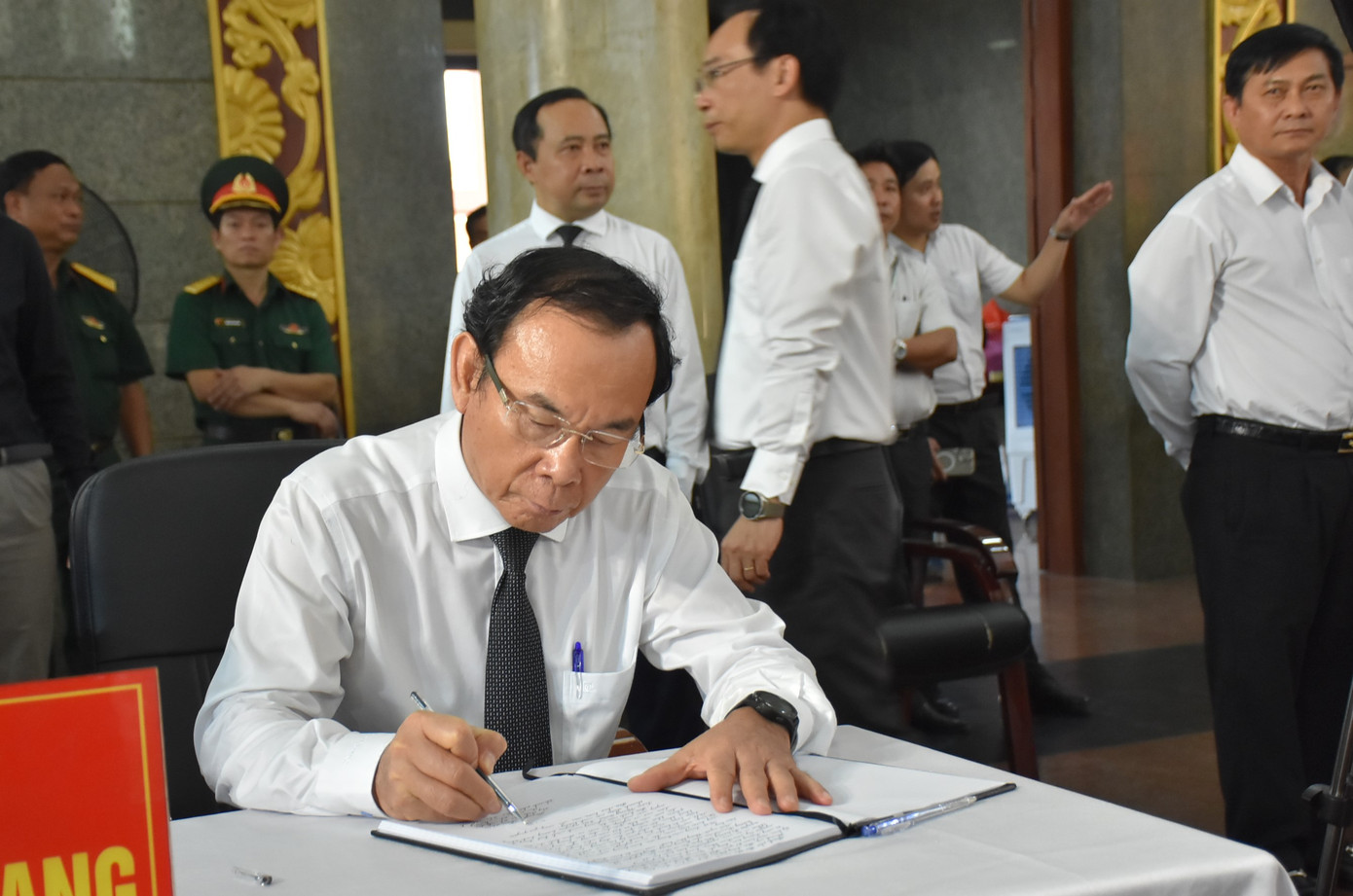 Lãnh đạo TPHCM viết sổ tang tưởng nhớ GS. Trần Hồng Quân. Lãnh đạo TPHCM viết sổ tang tưởng nhớ GS. Trần Hồng Quân.