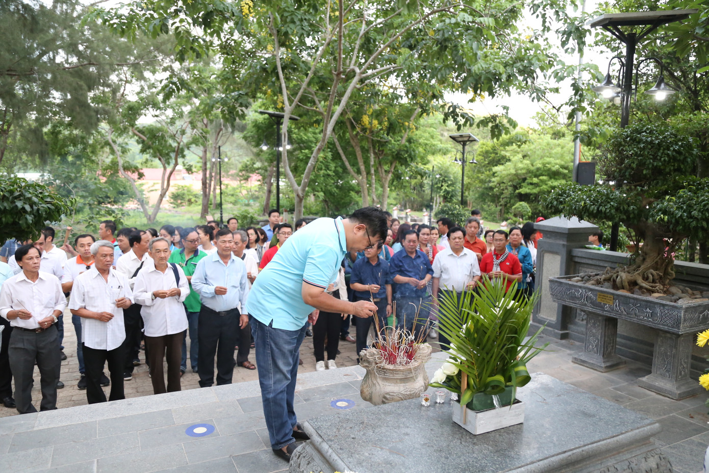 Cán bộ mặt trận cùng phóng viên các cơ quan báo chí thắp hương tại mộ cố Tổng Bí thư Lê Hồng Phong. Cán bộ mặt trận cùng phóng viên các cơ quan báo chí thắp hương tại mộ cố Tổng Bí thư Lê Hồng Phong.