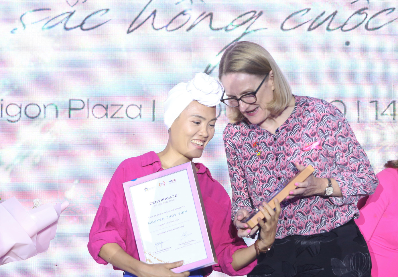 Trong chương trình ôn lại hành trình một thập kỷ đồng hành bệnh nhân ung thư vú, Nguyễn Thủy Tiên - người sáng lập và điều hành BCNV - đã đón nhận giải thưởng “Hoạt động vì cộng đồng”. Giải thưởng do Bộ trưởng Thương mại và Du lịch Australia trao tặng nhằm tôn vinh những cựu sinh viên đã có nhiều đóng góp cho sự phát triển chung của hai đất nước nhân kỷ niệm 50 năm quan hệ ngoại giao Việt Nam - Australia. Trong ảnh: Tổng lãnh sự quán Úc tại TPHCM - bà Sarah Hooper trao giải thưởng cho Thủy Tiên. Trong chương trình ôn lại hành trình một thập kỷ đồng hành bệnh nhân ung thư vú, Nguyễn Thủy Tiên - người sáng lập và điều hành BCNV - đã đón nhận giải thưởng “Hoạt động vì cộng đồng”. Giải thưởng do Bộ trưởng Thương mại và Du lịch Australia trao tặng nhằm tôn vinh những cựu sinh viên đã có nhiều đóng góp cho sự phát triển chung của hai đất nước nhân kỷ niệm 50 năm quan hệ ngoại giao Việt Nam - Australia. Trong ảnh: Tổng lãnh sự quán Úc tại TPHCM - bà Sarah Hooper trao giải thưởng cho Thủy Tiên.