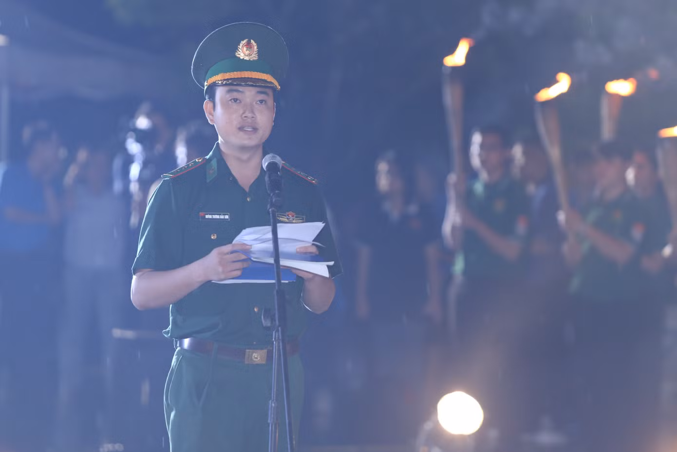 Bày tỏ biết ơn thế hệ cha anh, thừa kế truyền thống kiên cường của các thế hệ Anh hùng liệt sĩ, anh Huỳnh Trương Bảo Sơn - Bí thư Chi đoàn Đồn Biên phòng Long Hòa (huyện Cần Giờ) cho rằng thế hệ tuổi trẻ hôm nay không được lùi bước trước những thách thức của thời đại. "Thế hệ trẻ cần mạnh mẽ bước vào đời, lập thân, lập nghiệp; rèn luyện bản lĩnh của người thanh niên sẵn sàng làm việc khó, sống nhân ái và trung thực; biến mơ ước, mục tiêu trở thành kết quả, mỗi ngày bản thân mỗi tiến bộ hơn, xứng đáng với máu xương của triệu người nằm xuống”, anh Sơn bày tỏ.