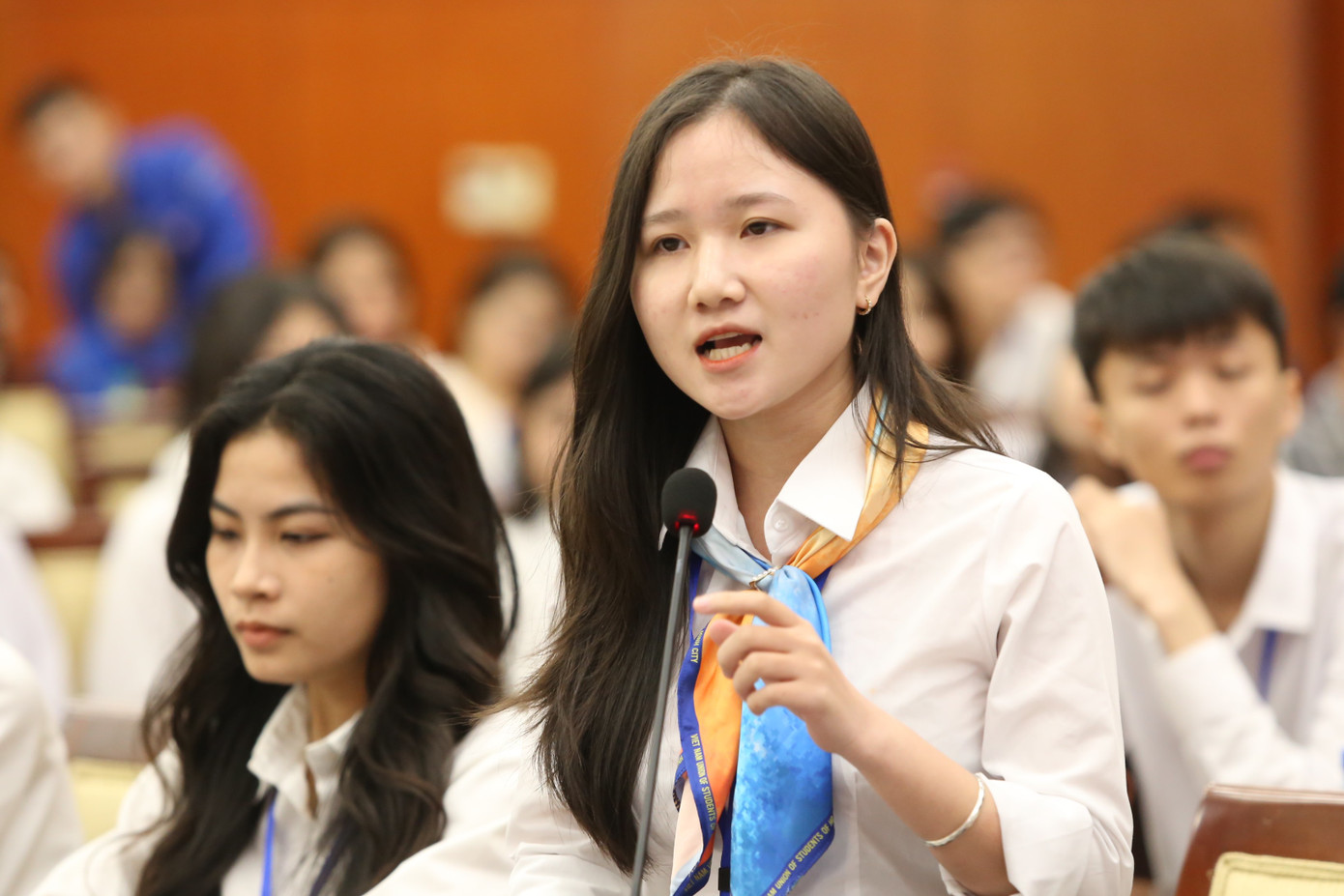 Như Quỳnh chia sẻ trước các vị lãnh đạo quê nhà. Ảnh: Ngô Tùng