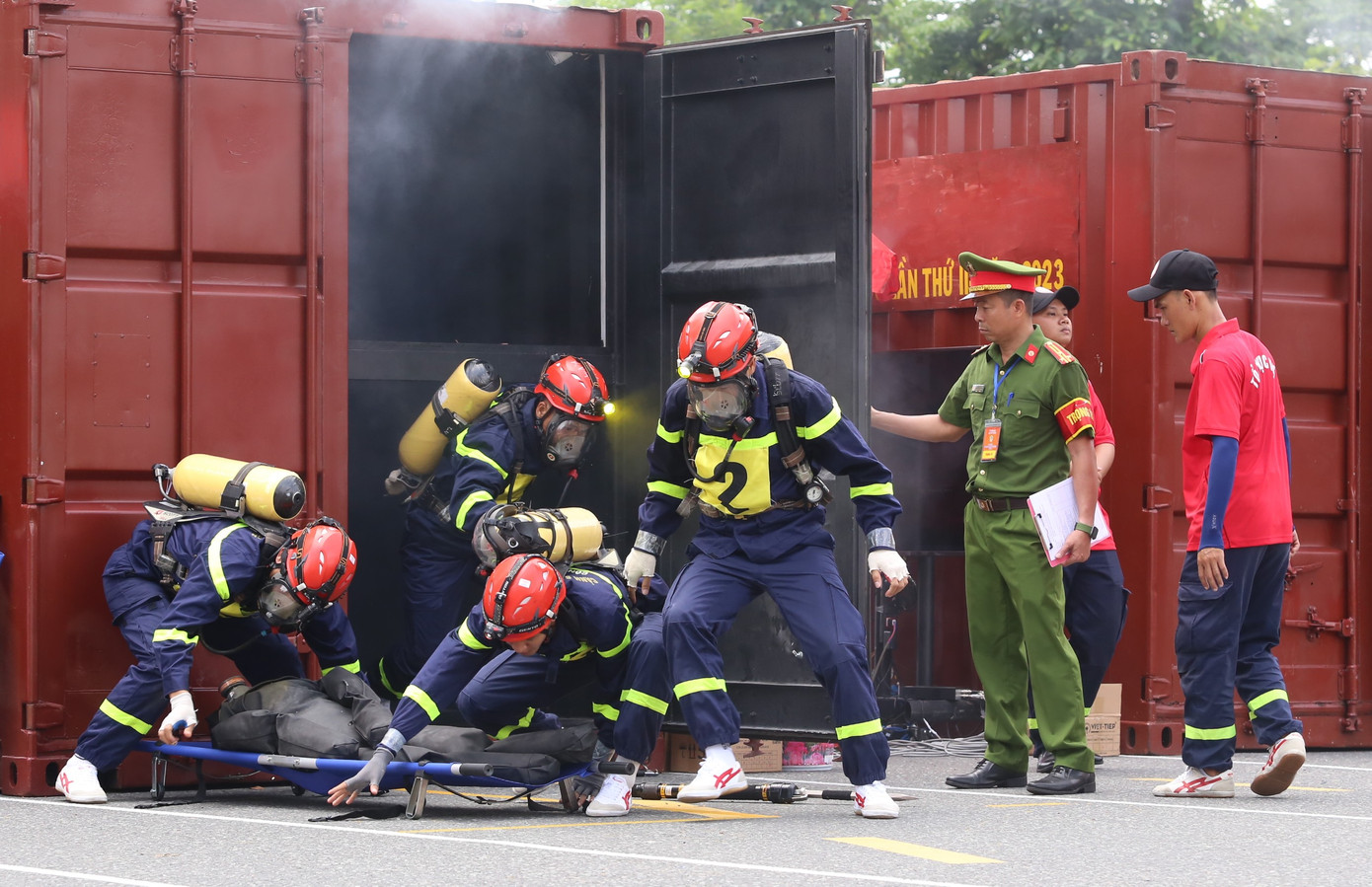 Môn thi CNCH trong môi trường có khói, khí độc là nội dung có tính chất phối hợp nhóm, do đó ngoài yêu cầu có sức khoẻ tốt, kỹ năng thành thạo, nắm chắc kỹ chiến thuật CNCH, người cán bộ chiến sĩ còn phải có tính kỷ luật cao, nắm chắc nghiệp vụ, hiệp đồng tác chiến, phối hợp chặt chẽ để thực hiện nhiệm vụ.