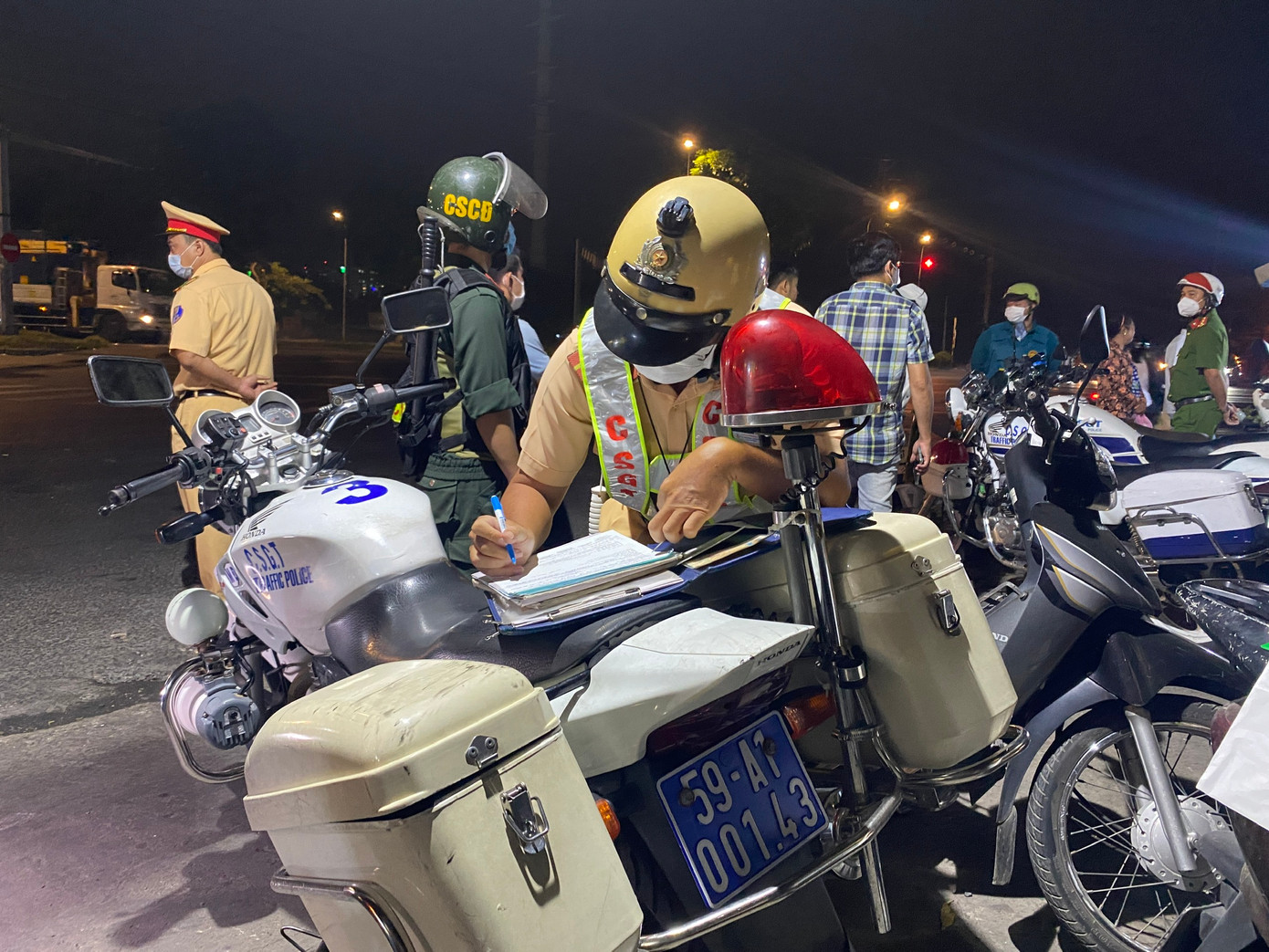 Nhiều trường hợp vi phạm quy định nồng độ cồn bị lực lượng chức năng xử lý. Nhiều trường hợp vi phạm quy định nồng độ cồn bị lực lượng chức năng xử lý.