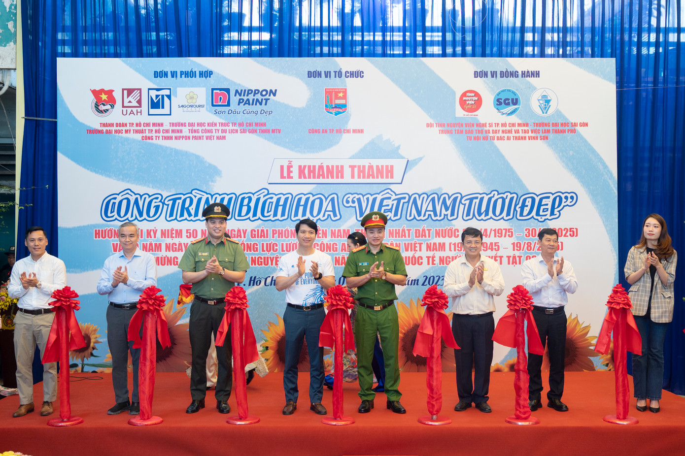 Bí thư Thường trực T.Ư Đoàn Nguyễn Ngọc Lương, Phó Giám đốc Công an TPHCM Mai Hoàng cùng đại diện các đơn vị khánh thành công trình. Ảnh: Quốc Thanh Bí thư Thường trực T.Ư Đoàn Nguyễn Ngọc Lương, Phó Giám đốc Công an TPHCM Mai Hoàng cùng đại diện các đơn vị khánh thành công trình. Ảnh: Quốc Thanh