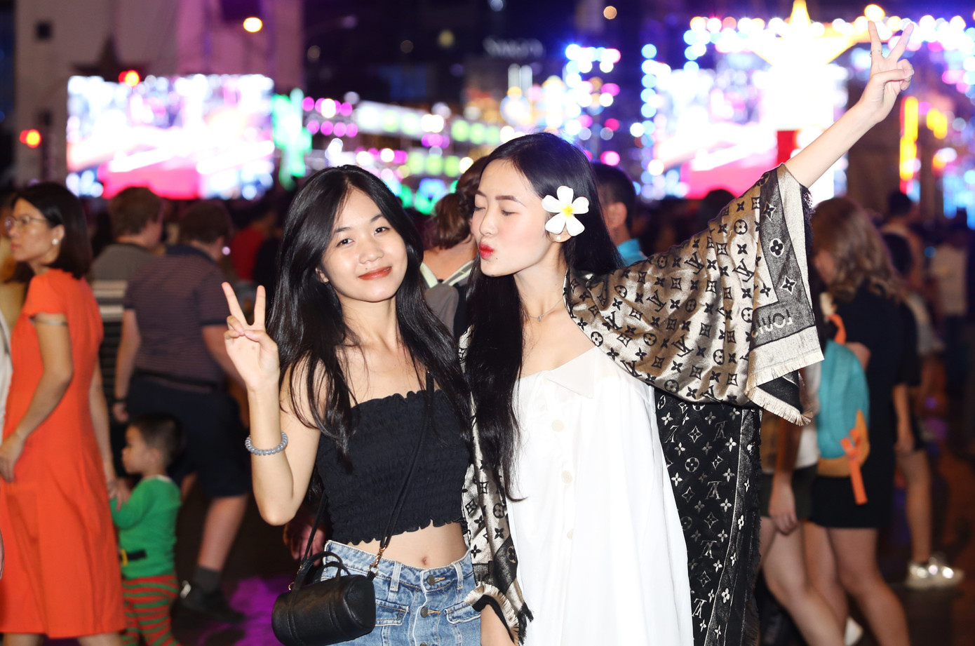 Hòa trong dòng người đi chơi lễ, Kim Ngân (sinh viên Đại học Văn Hiến) và Như Ý thích thú với không khí sôi nổi tại Phố đi bộ Nguyễn Huệ. Đây cũng là lần đầu tiên hai nữ sinh đến khu vực này. Hòa trong dòng người đi chơi lễ, Kim Ngân (sinh viên Đại học Văn Hiến) và Như Ý thích thú với không khí sôi nổi tại Phố đi bộ Nguyễn Huệ. Đây cũng là lần đầu tiên hai nữ sinh đến khu vực này.