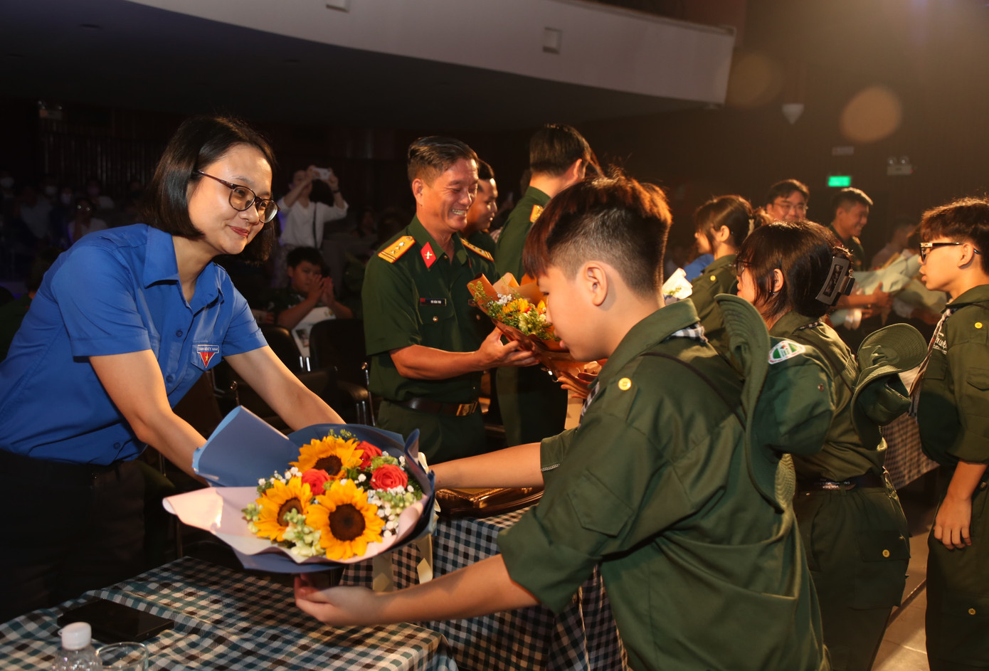 Các "chiến sĩ nhí" tặng hoa cám ơn các cô chú lãnh đạo, đại biểu đã đồng hành, hỗ trợ chương trình Học kỳ trong quân đội. Các "chiến sĩ nhí" tặng hoa cám ơn các cô chú lãnh đạo, đại biểu đã đồng hành, hỗ trợ chương trình Học kỳ trong quân đội.
