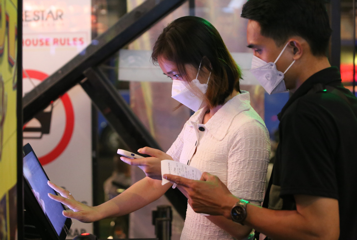 Khán giả tự check-in lấy vé đã đặt trước.